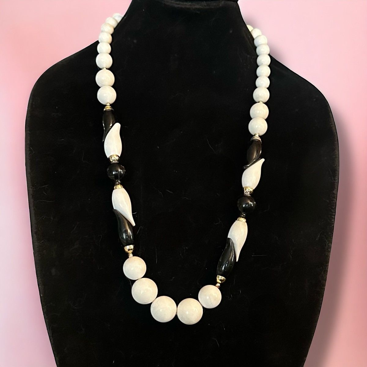 Vintage Vintage chunky black and white bead necklace Size ONE SIZE - 1 Thumbnail