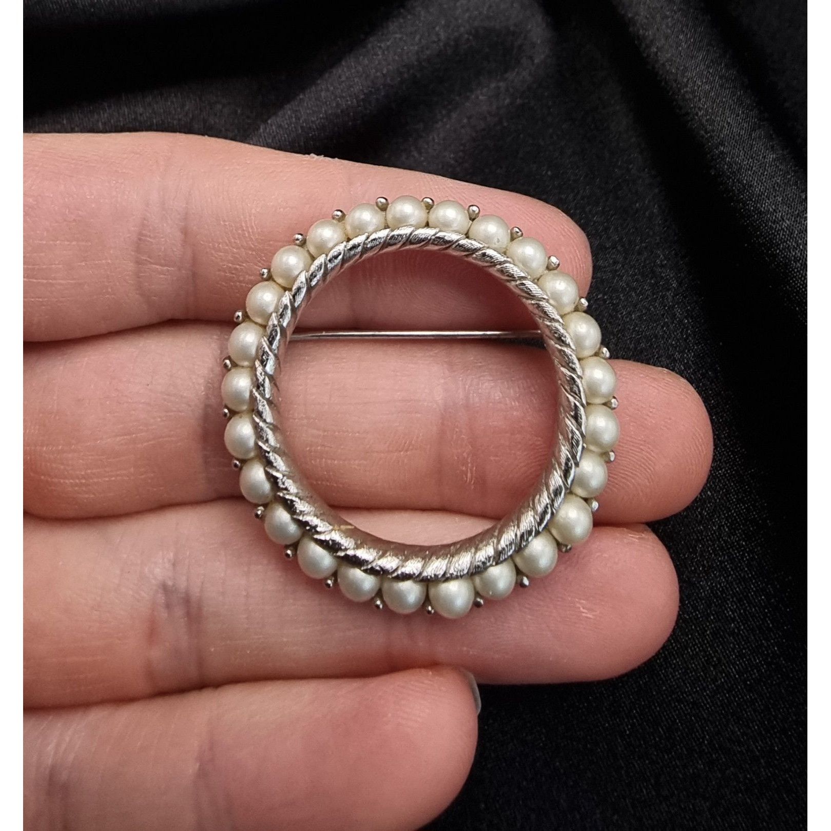 Vintage Vintage 1950's TRIFARI Signed Circle Brooch With Faux Pearls Size ONE SIZE - 4 Thumbnail