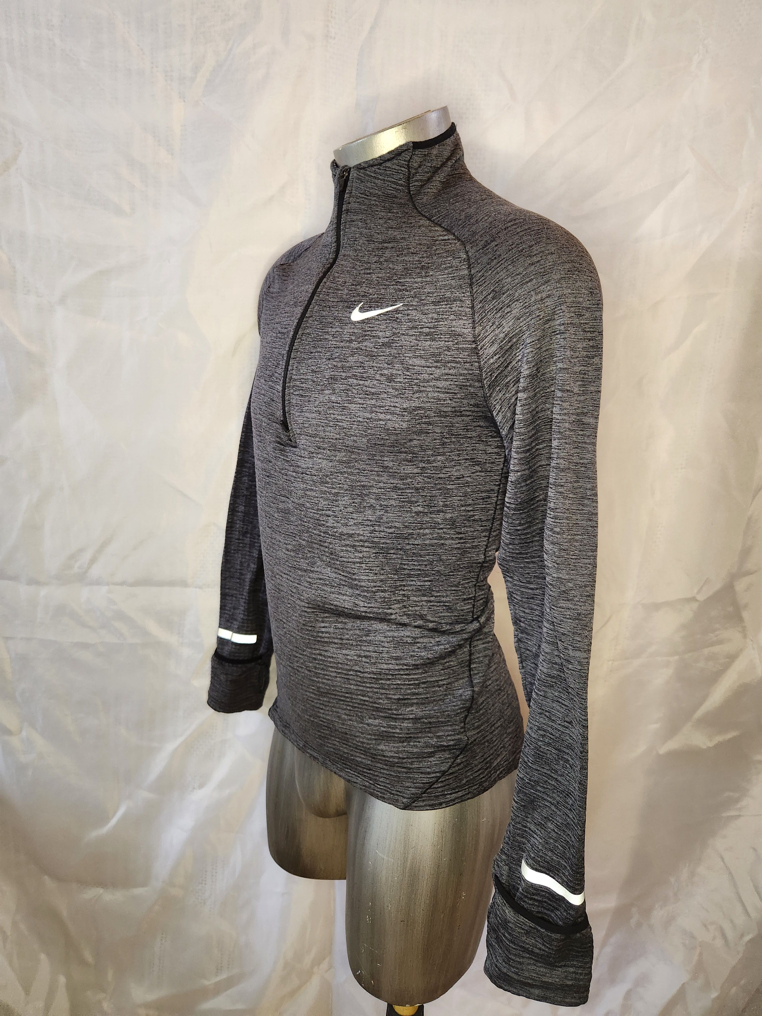 Nike dri-fit thumbhole sleeve reflective Size US L / EU 52-54 / 3 - 4 Thumbnail