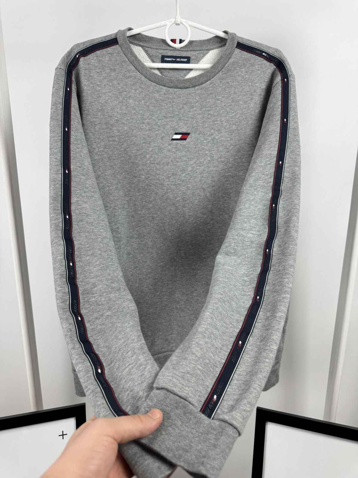 Tommy Hilfiger Rare Tommy Hilfiger Sweatshirt Size US L / EU 52-54 / 3 - 3 Thumbnail