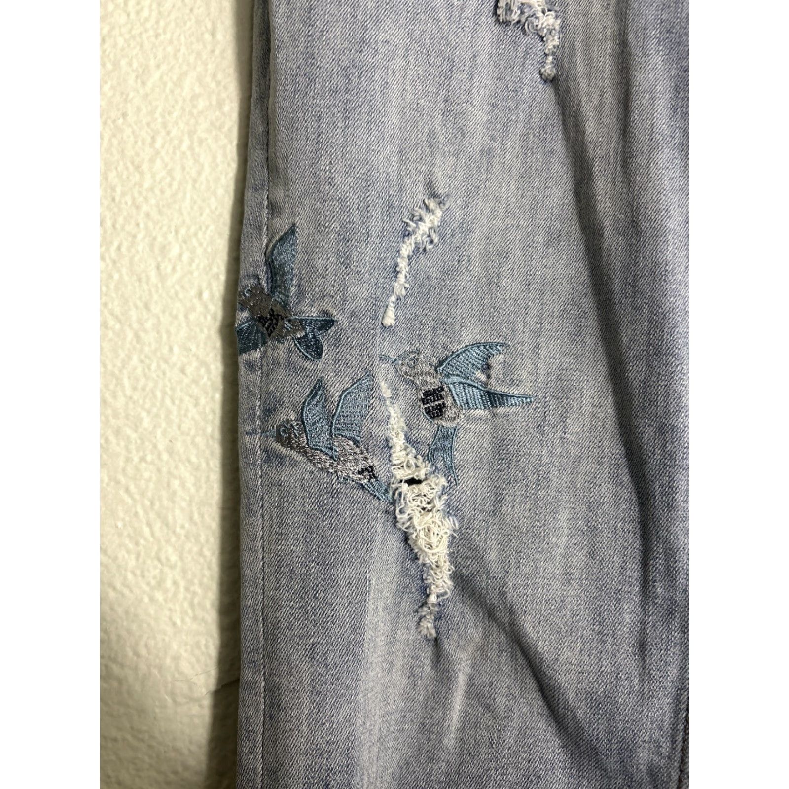 Saks Fifth Avenue VINTAGE Saks Fifth Avenue Mattie Crop Jeans Distressed Hummingbirds 29x25 Women Blue Cropped Relaxed Regular Size 29 Blue Size 29" - 3 Thumbnail