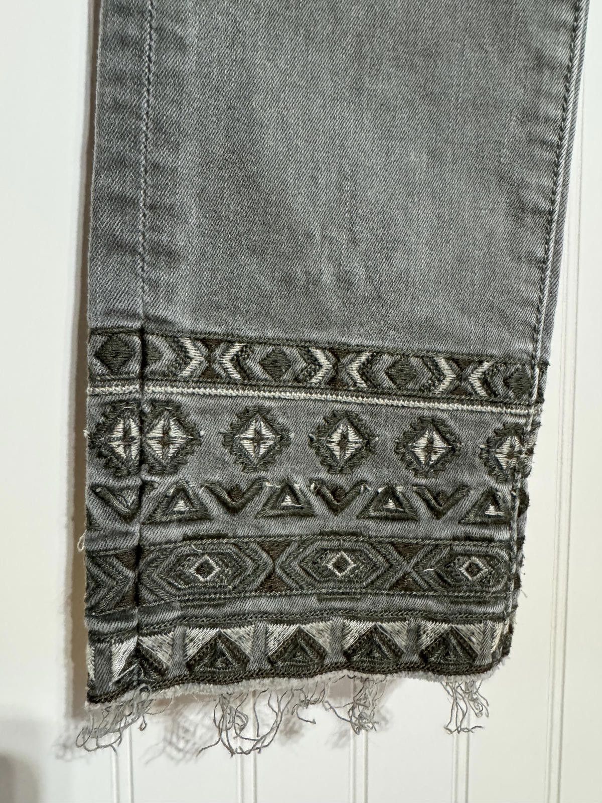 Other Driftwood Jackie Grey Embroidered Raw Hem Skinny Jeans 26x27 Size 26" / US 2 / IT 38 - 3 Thumbnail