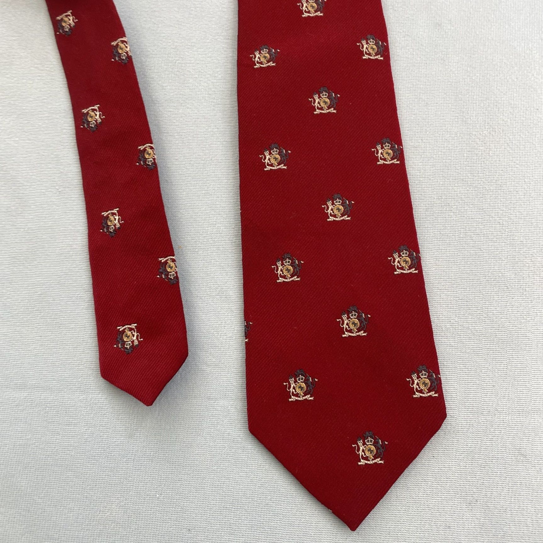 Vintage St. Clair's vtg Necktie Clubs English Woven Silk Poly Tie Unicorn Crest Red 3x57 Size ONE SIZE - 6 Thumbnail