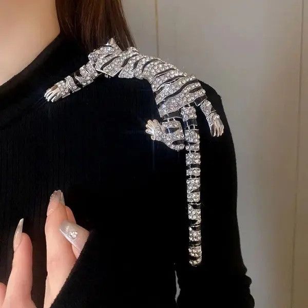 Jewelry × Vintage Hyperbole Rhinestones Large Tiger Shoulder Decor Brooches Size ONE SIZE - 2 Thumbnail