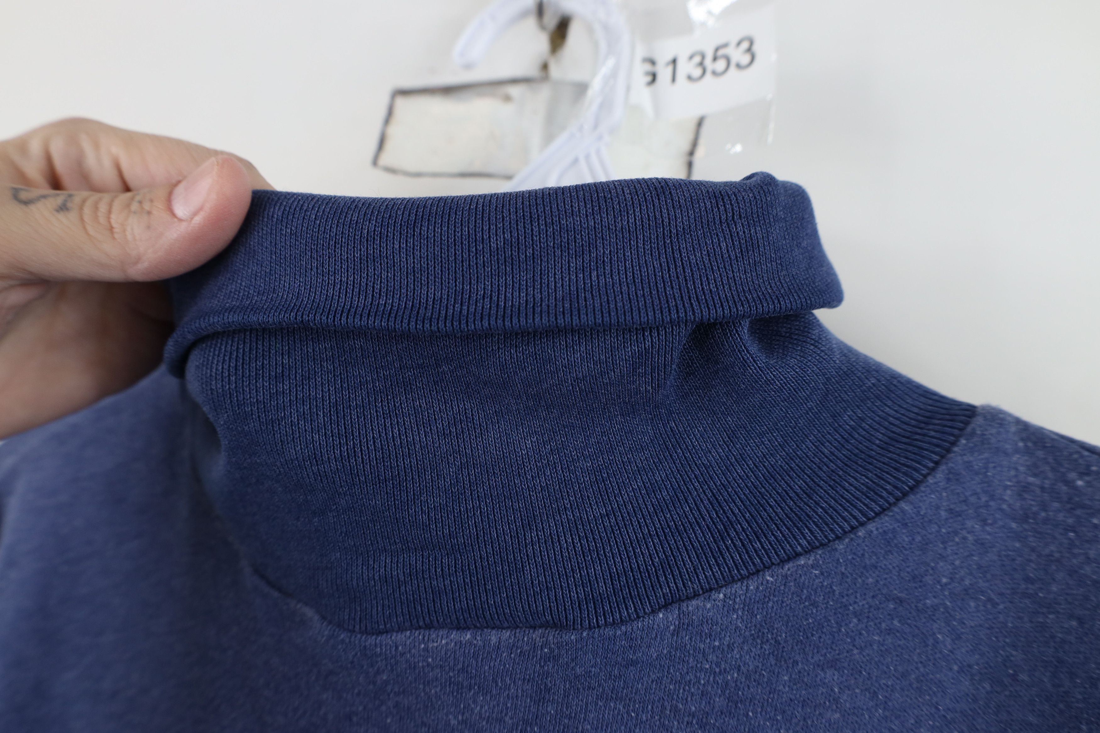 Vintage Vintage 90s University of Connecticut Turtleneck T-Shirt Size M / US 6-8 / IT 42-44 - 8 Thumbnail