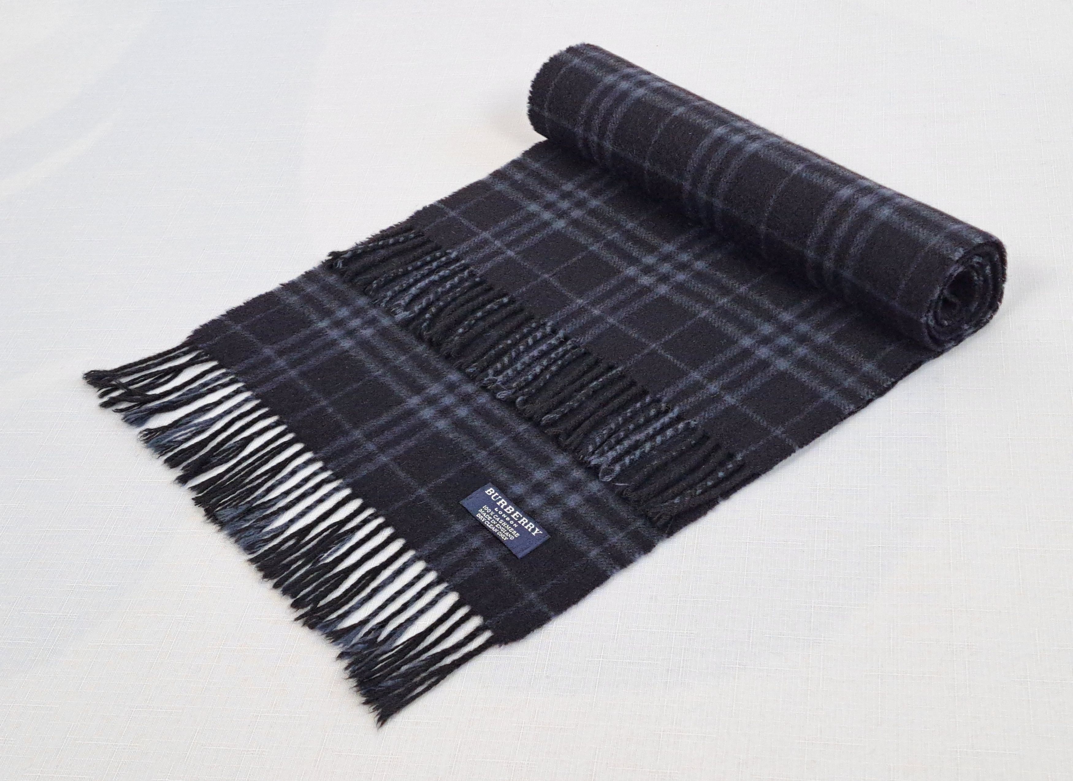 Burberry Vintage BURBERRY cashmere scarf. Made in England. Size ONE SIZE - 4 Thumbnail