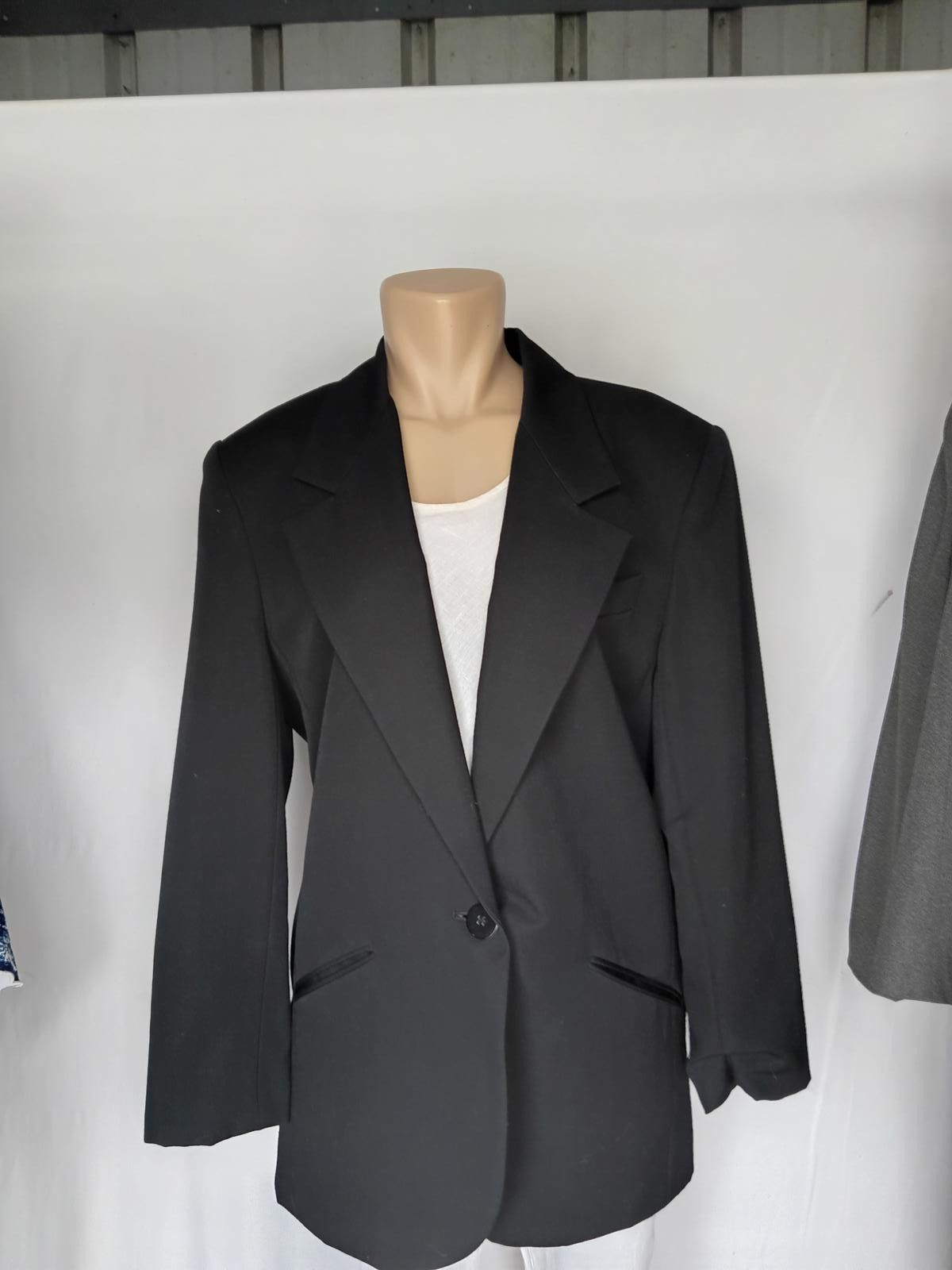 Designer Lia Claiborne Black Blazer - Size 10 Size L / US 10 / IT 46 - 1 Thumbnail