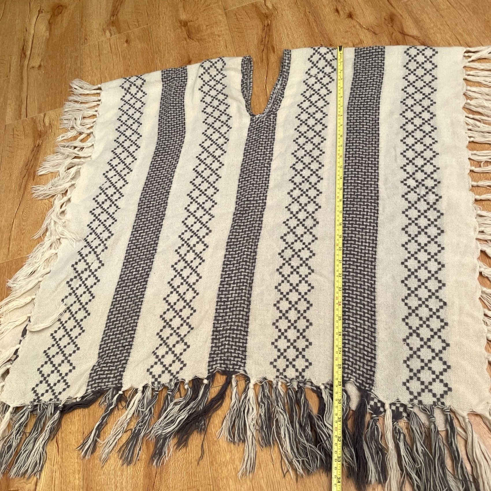 Vintage VINTAGE Mudd Y2K Grey Boho AZTEC Fringe Ivory Diamond Striped Poncho Fringed One Size Women Pullover Knit Scarf Size ONE SIZE - 5 Thumbnail