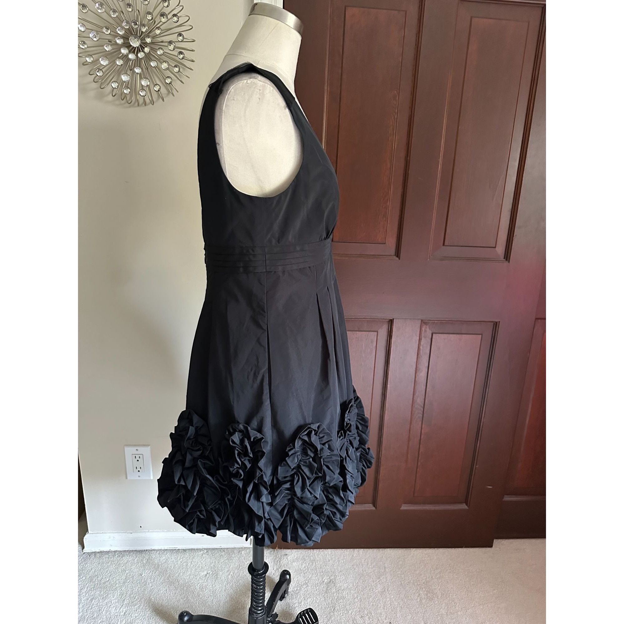 Bcbgmaxazria BCBGMaxazria size 8 fully lined V-neck both front and back p Size M / US 6-8 / IT 42-44 - 2 Thumbnail