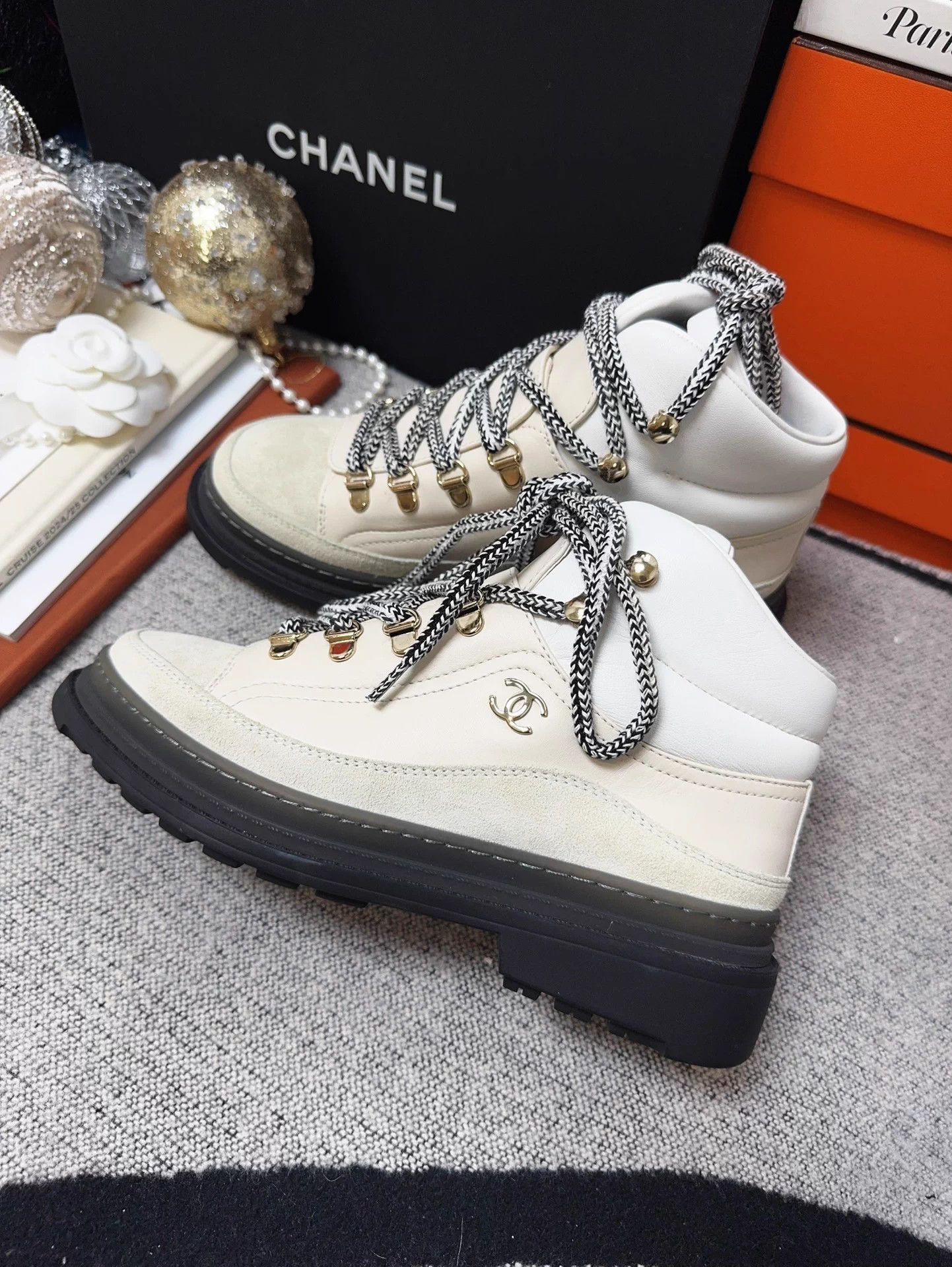 Chanel Chanel Coco neige cream suede lace-up snow boots 36 new Size US 5 / IT 35 - 1 Thumbnail