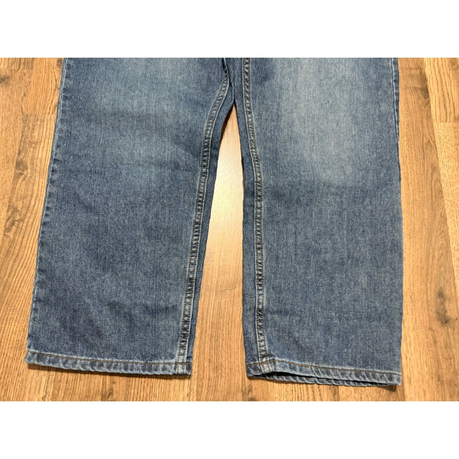 Lee Lee Jeans, Men’s Size 46x28, Blue Denim, Straight Leg, 5-Pocket Design, Medium Wash, Regular Fit, Zip Closure, Cotton, Pocketed, Inseam 28" Size US 30 / EU 46 - 3 Thumbnail