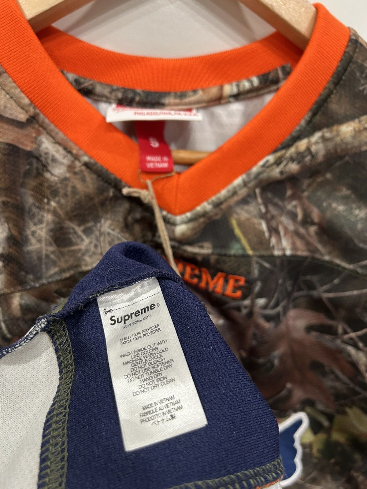 Supreme Supreme FW24 Mitchell & Ness NCAA Syracuse Hockey Jersey S Size US S / EU 44-46 / 1 - 7 Thumbnail