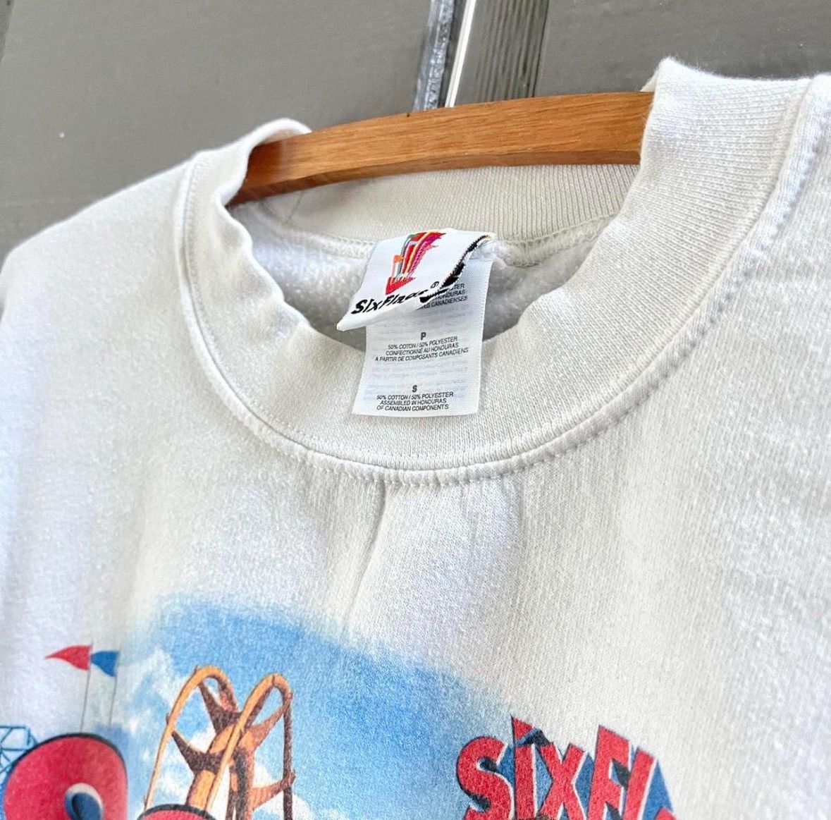 Other Vintage 2002 Six flags looney tunes sweatshirt Size US S / EU 44-46 / 1 - 2 Thumbnail