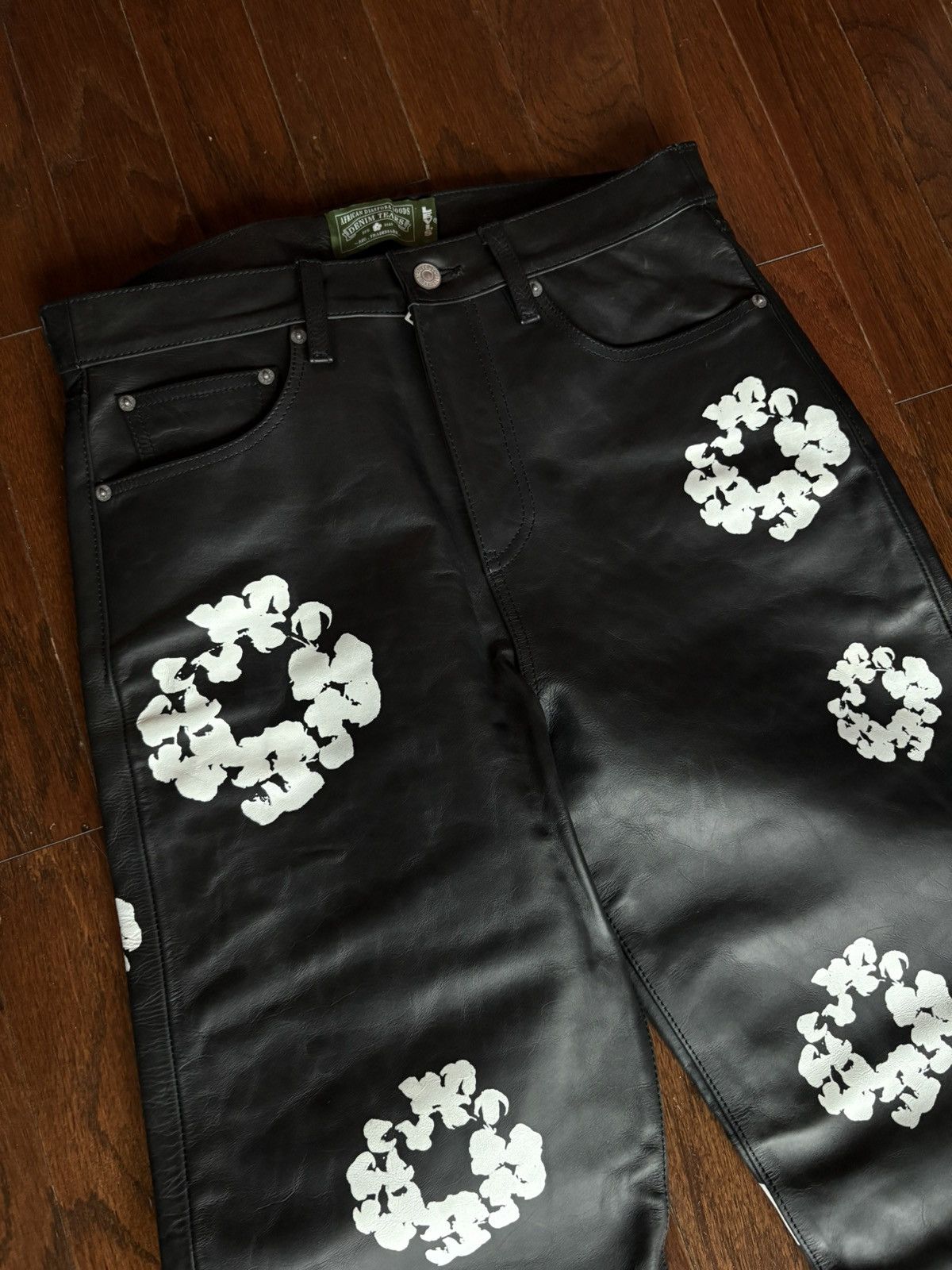 DENIM TEARS Denim Tears Leather Black Cotton Wreath Pants Size US 32 / EU 48 - 2 Thumbnail
