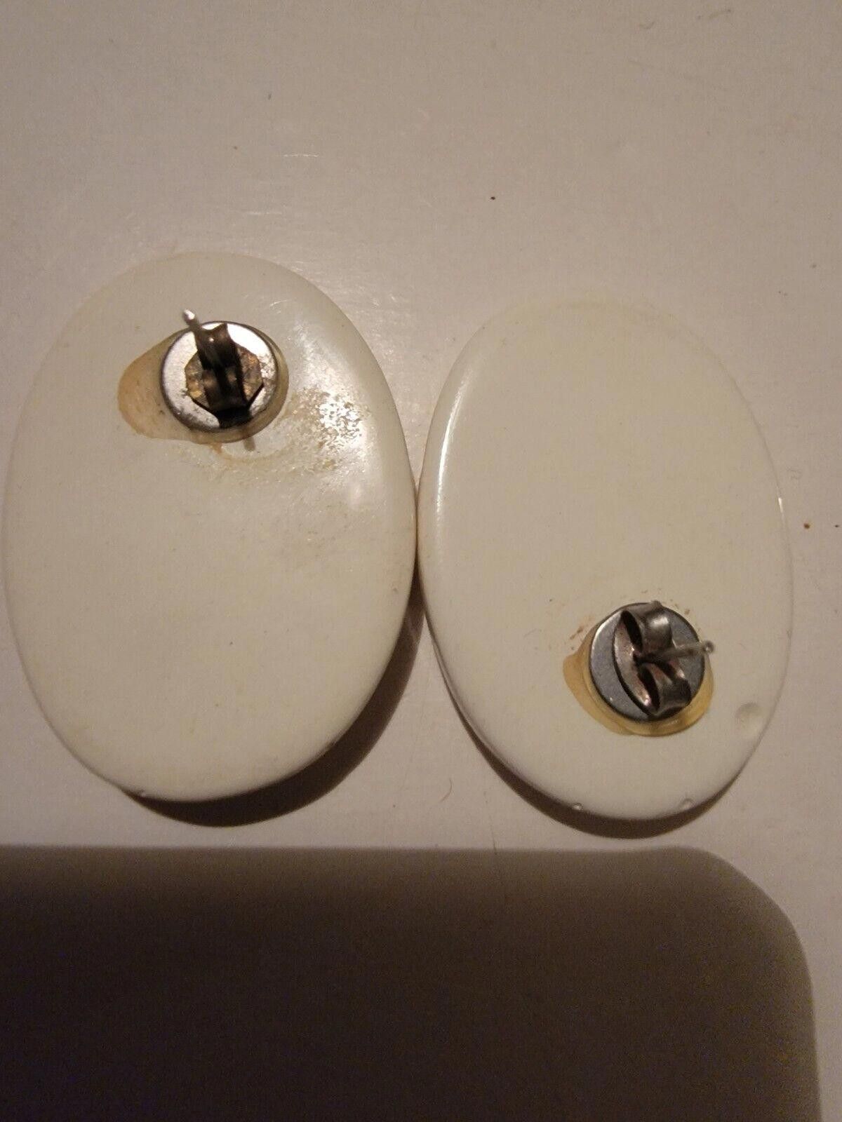The Unbranded Brand Vintage Womens Earrings VTG Oval Enamel Polka Dot Stud Size ONE SIZE - 2 Thumbnail
