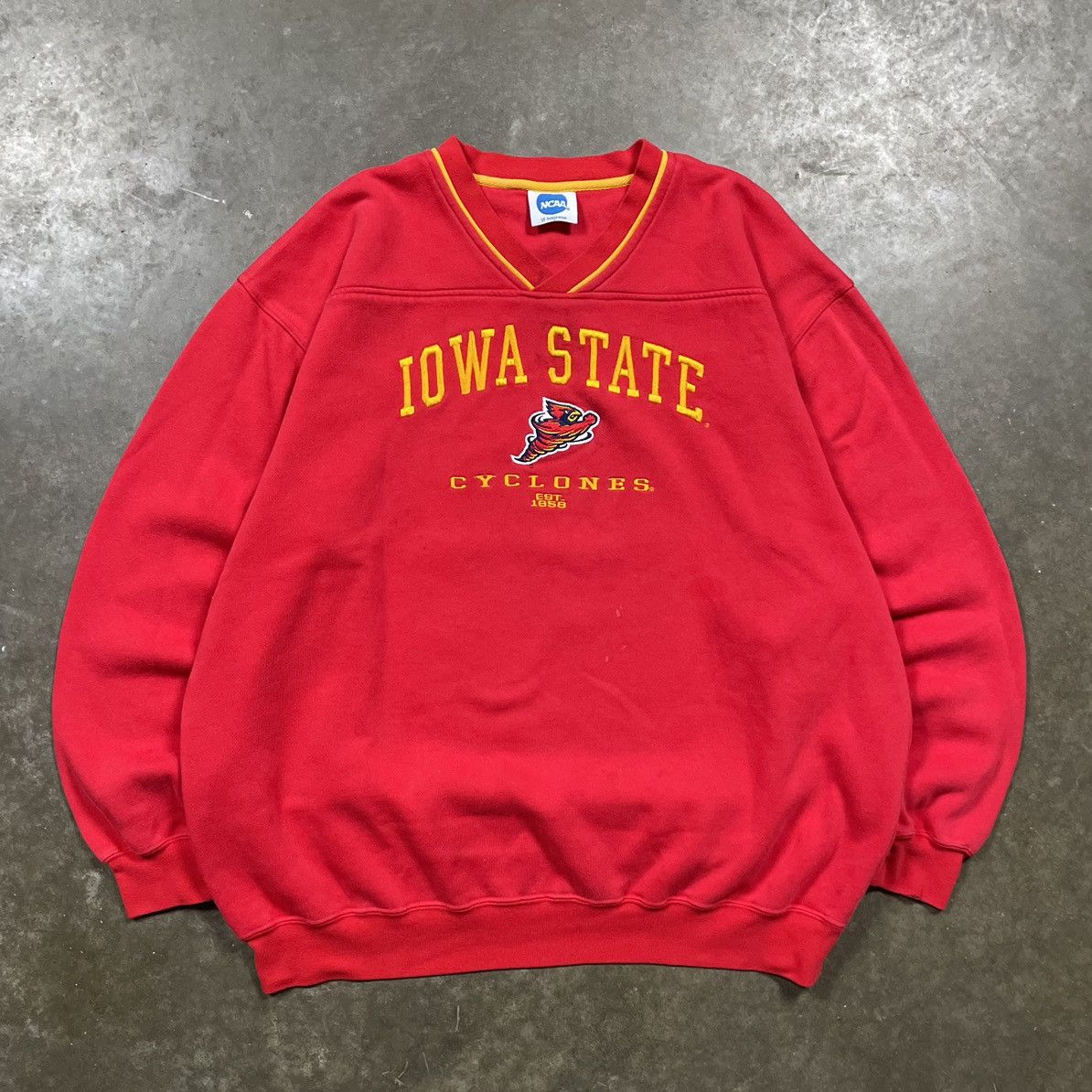 NCAA × Vintage Vintage Iowa State Cyclones College Crewneck Embroidered Red Size US XL / EU 56 / 4 - 1 Thumbnail