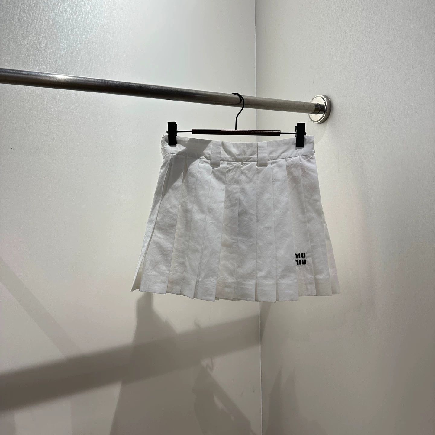 Miu Miu MIU MIU Slogan Embroidered Pleated Cotton Skirt Size 36 Size 25" / US 0 / IT 36 - 1 Thumbnail