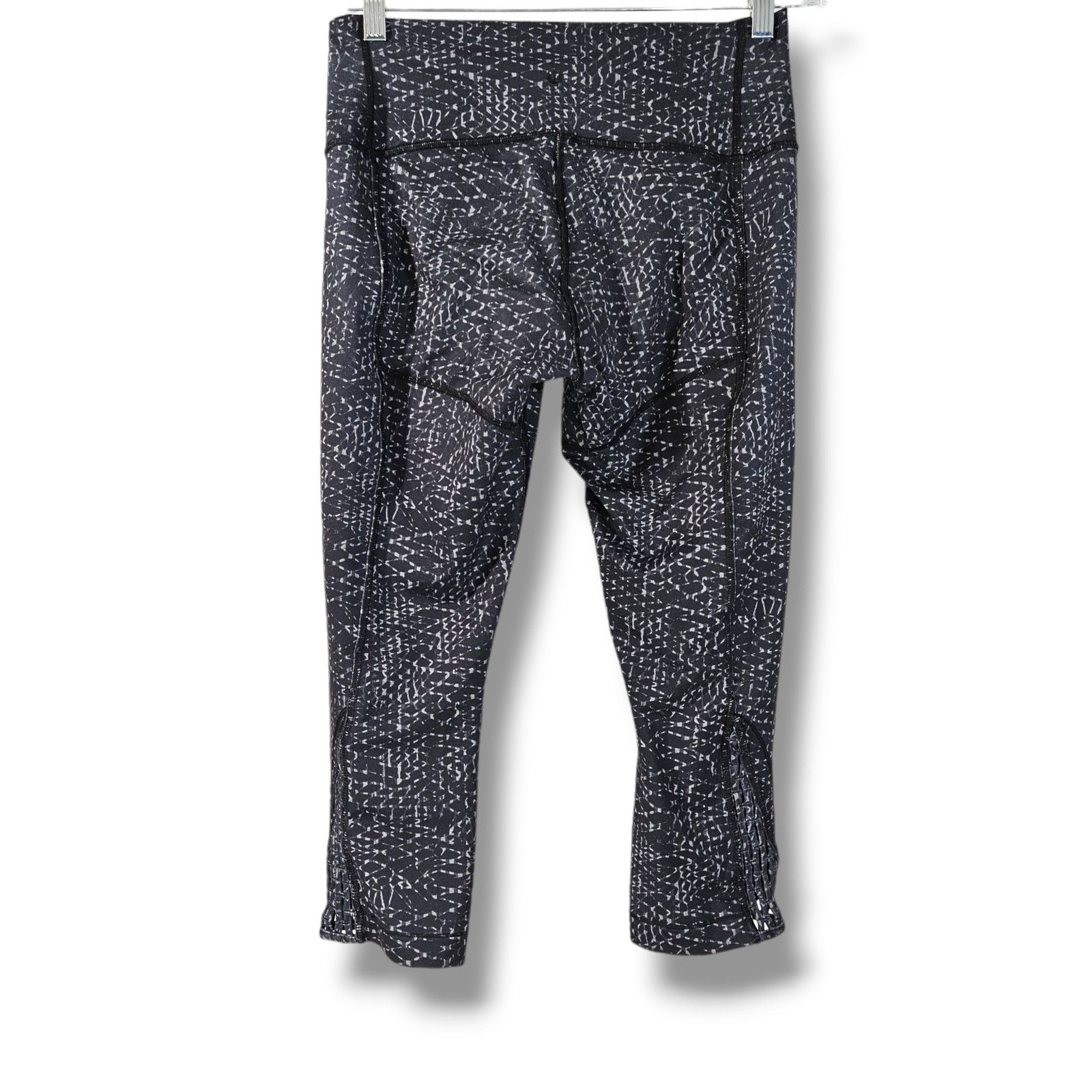 Lululemon EUC Lululemon True Self Crop II Pants Sz. 6 Battleship Black Size 28" / US 6 / IT 42 - 6 Thumbnail