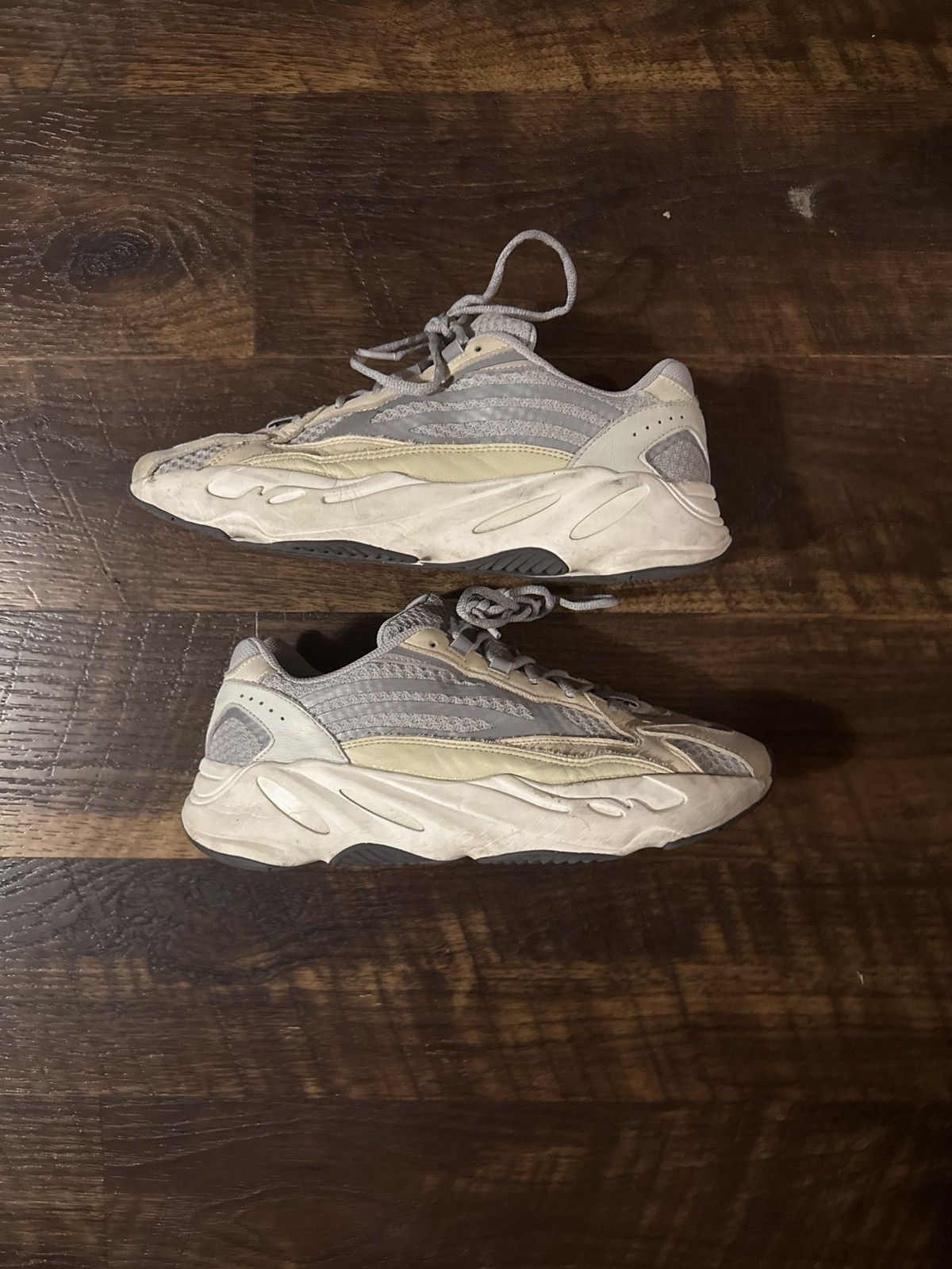 Yeezy Yeezy 700 v2 Cream Size US 11 / EU 44 - 2 Thumbnail