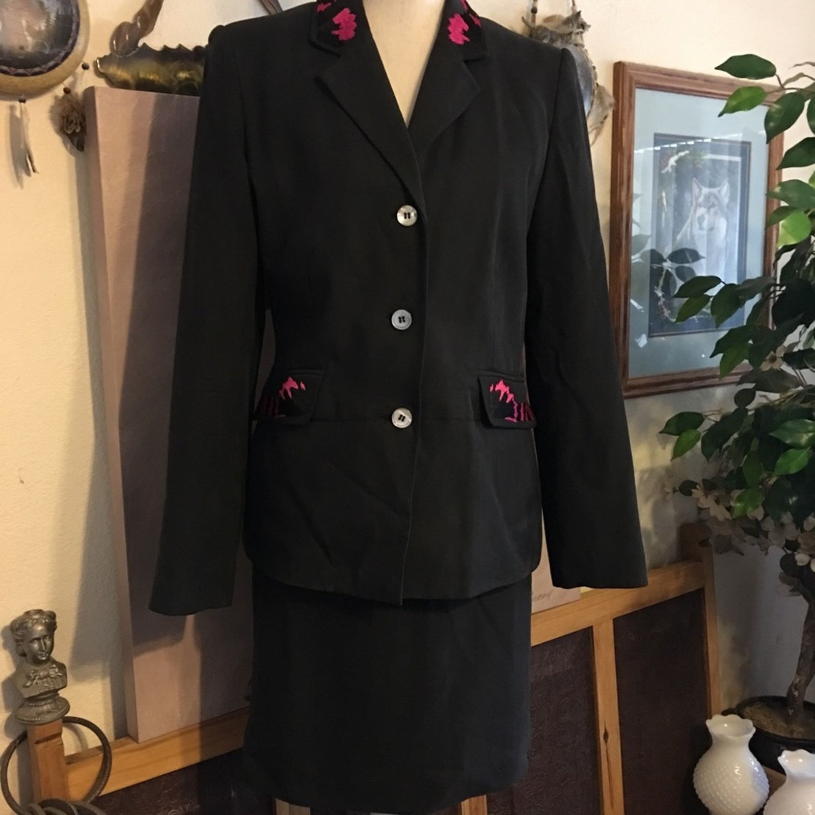 Other Milano black silk pink embroidery skirt suit Size M / US 6-8 / IT 42-44 - 1 Thumbnail