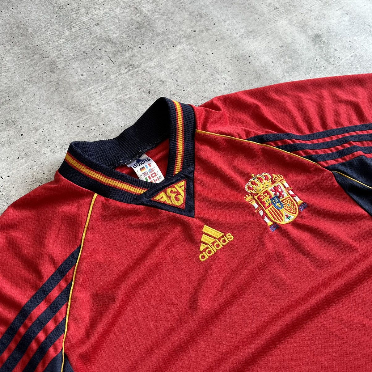 Vintage Vintage Adidas Spain 1998 Home Football Shirt Soccer Jersey Size US L / EU 52-54 / 3 - 5 Thumbnail