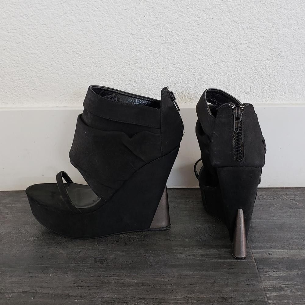 Designer Black Strapped Fahrenheit Booties Size US 7 / IT 37 - 1 Thumbnail