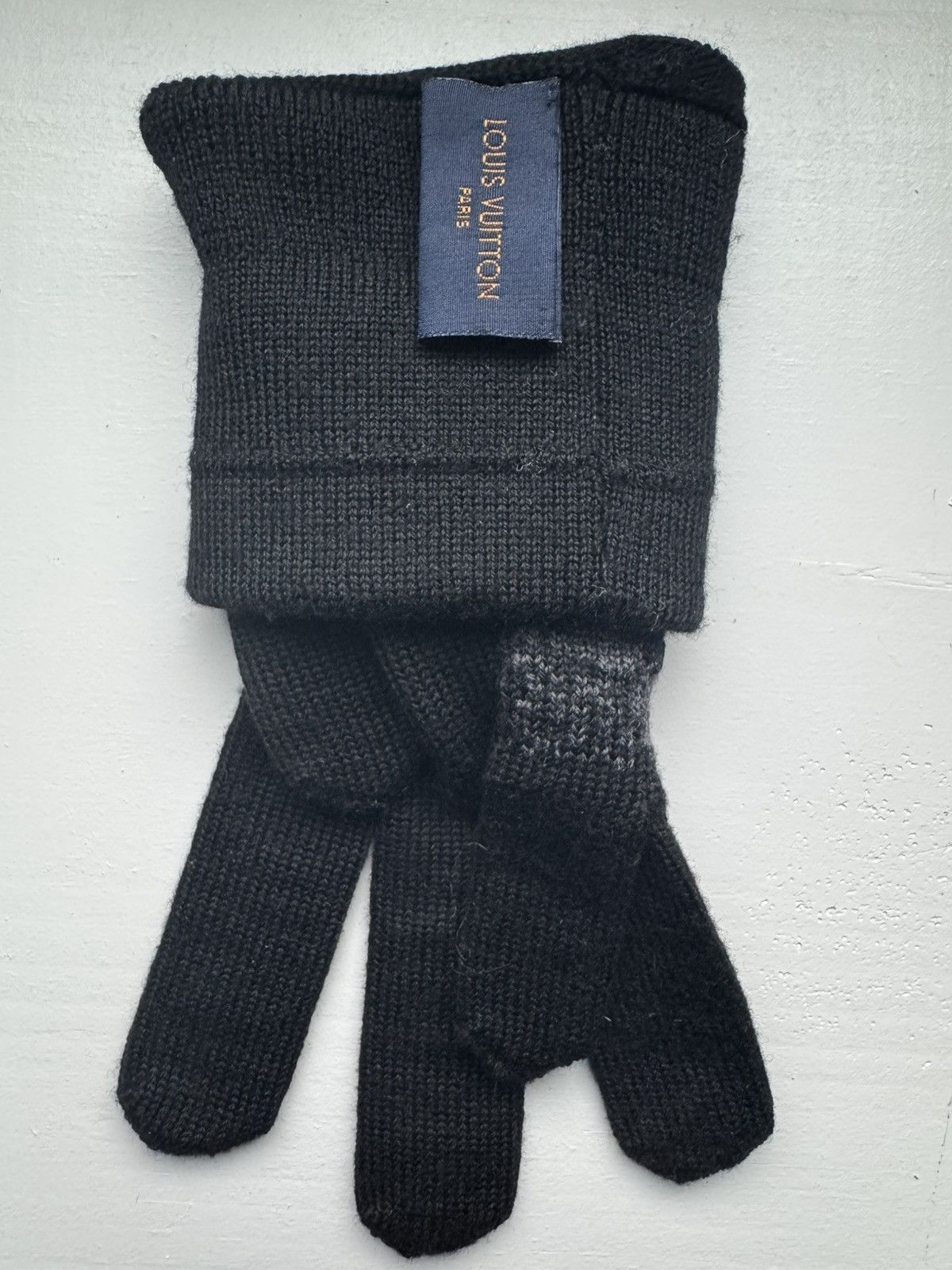 Louis Vuitton LOUIS VUITTON MONOGRAM MATCHING GLOVES, SCARF AND BEANIE. Size ONE SIZE - 6 Thumbnail