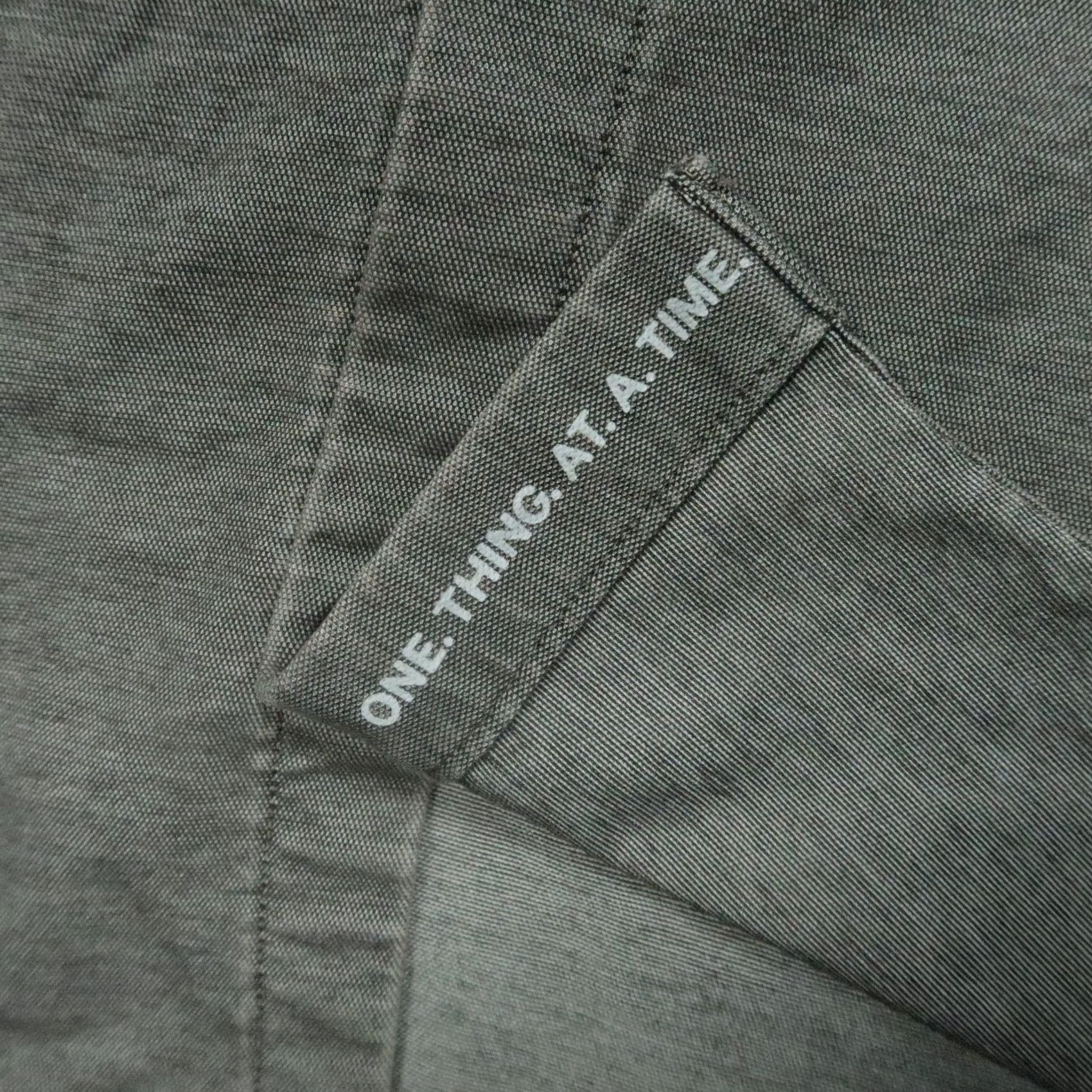 Lululemon Lululemon Shirt Mens XL Gray Commission Long Sleeve Button Oxford Athletic Fit Shirt Size US XL / EU 56 / 4 - 3 Thumbnail