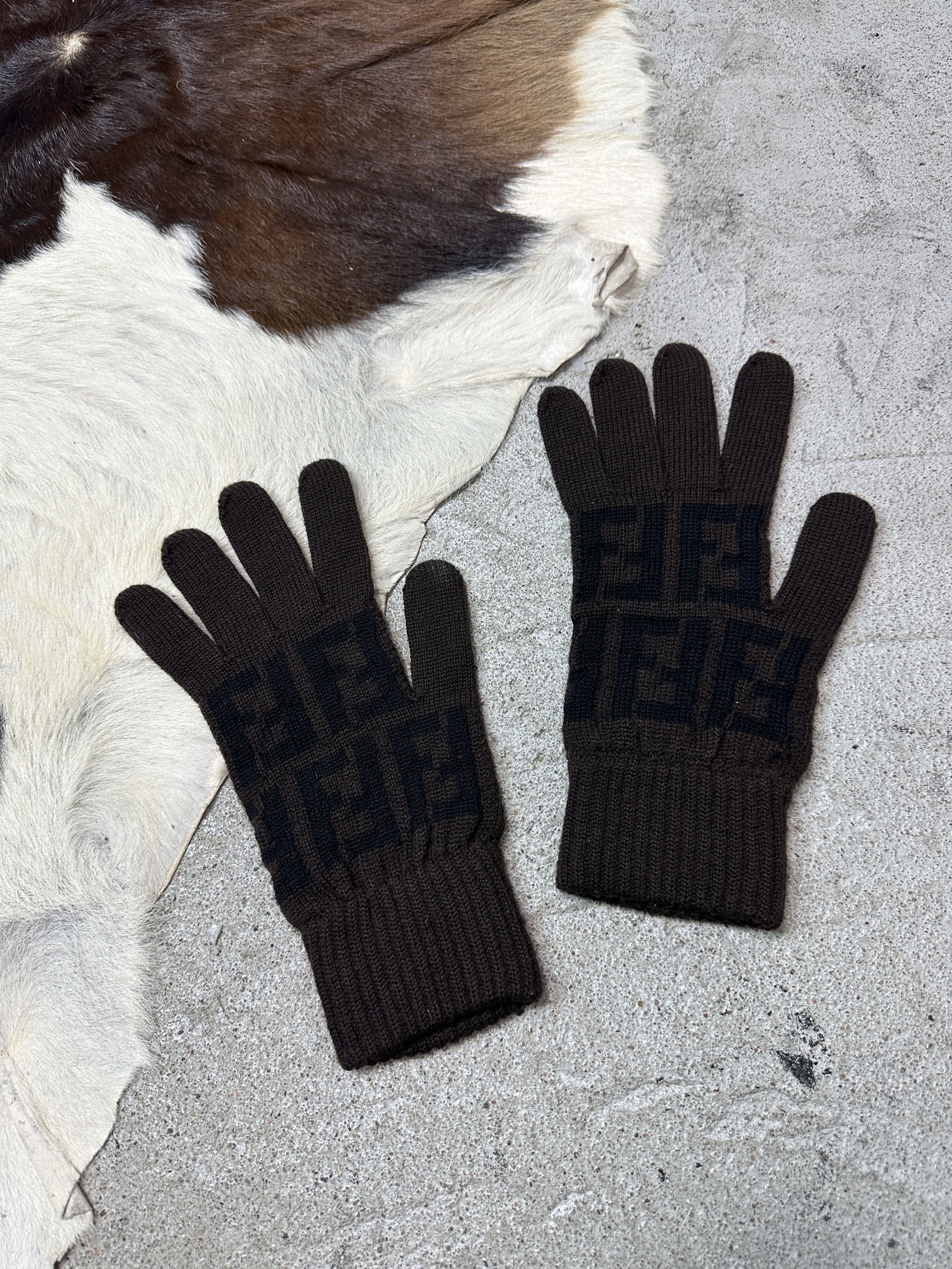 Fendi Vintage Outdoor Fendi Monogram Gloves Y2K Size ONE SIZE - 1 Thumbnail