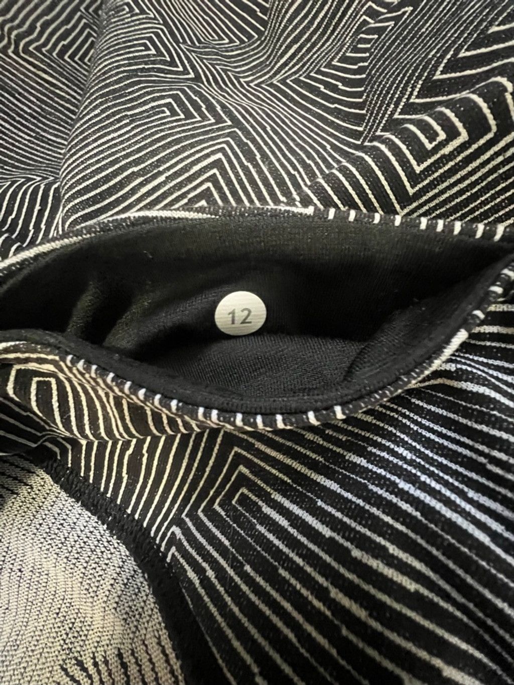 Lululemon Lululemon Black And White Geometric Cropped Workout Leggings Size 34" / US 12 / IT 48 - 5 Thumbnail