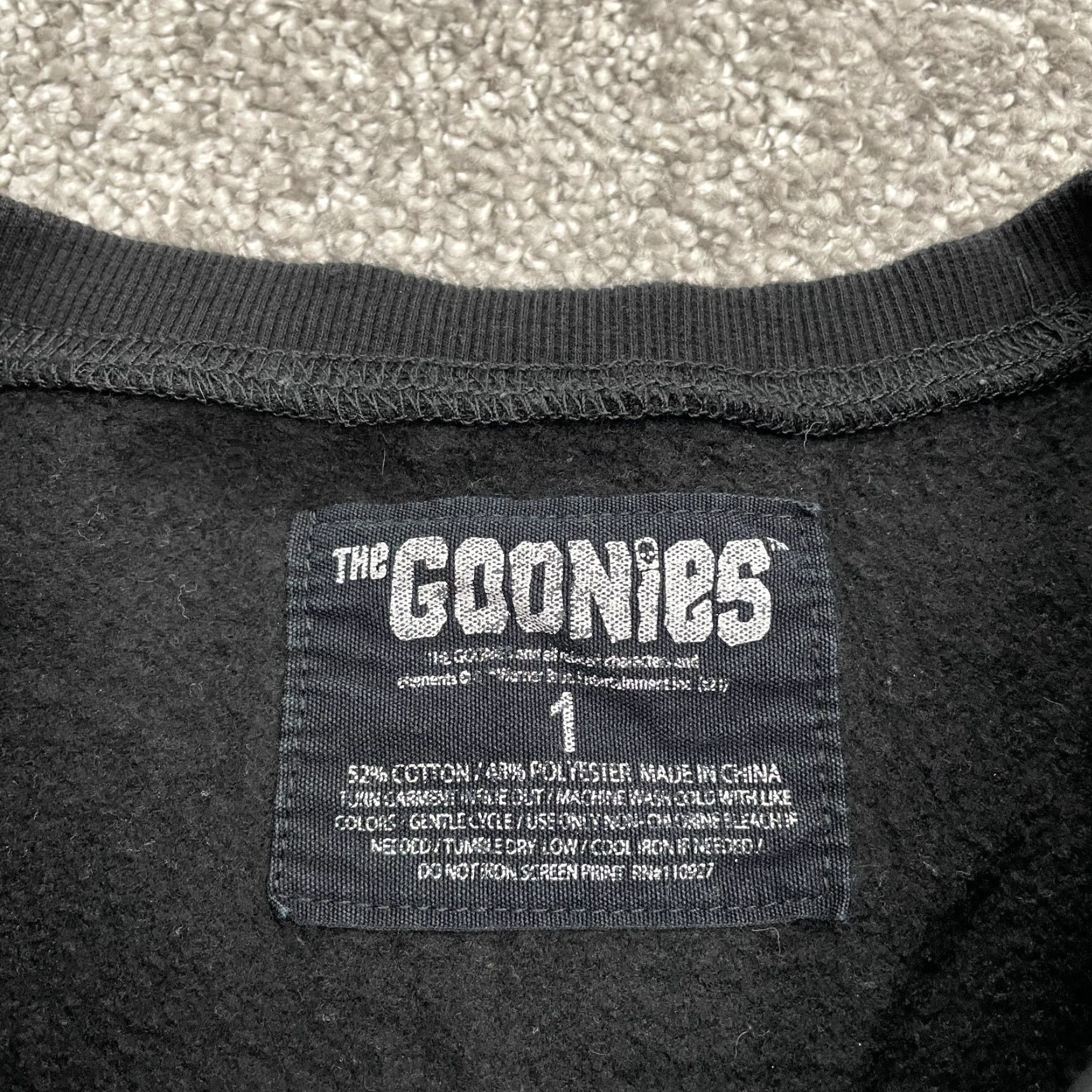 Vintage The Goonies Vintage Graphic Long Sleeve T-Shirt Womens 1 Black Crew Neck Casual Size XS / US 0-2 / IT 36-38 - 7 Thumbnail