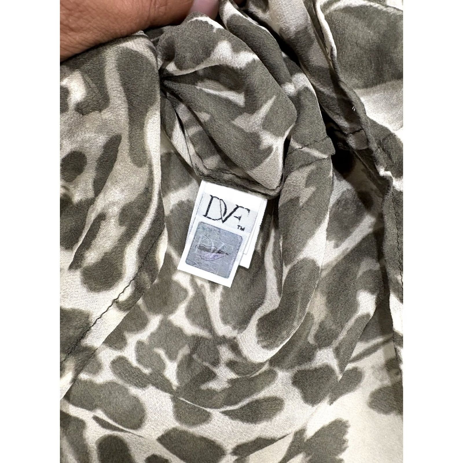 Diane von Furstenberg Diane von Furstenberg Button-Up Shirt Womens Size 4 Silk Leopard Cheetah Collared Long Sleeve Green Dressy Basic All Seasons Classic Designer Size S / US 4 / IT 40 - 5 Thumbnail