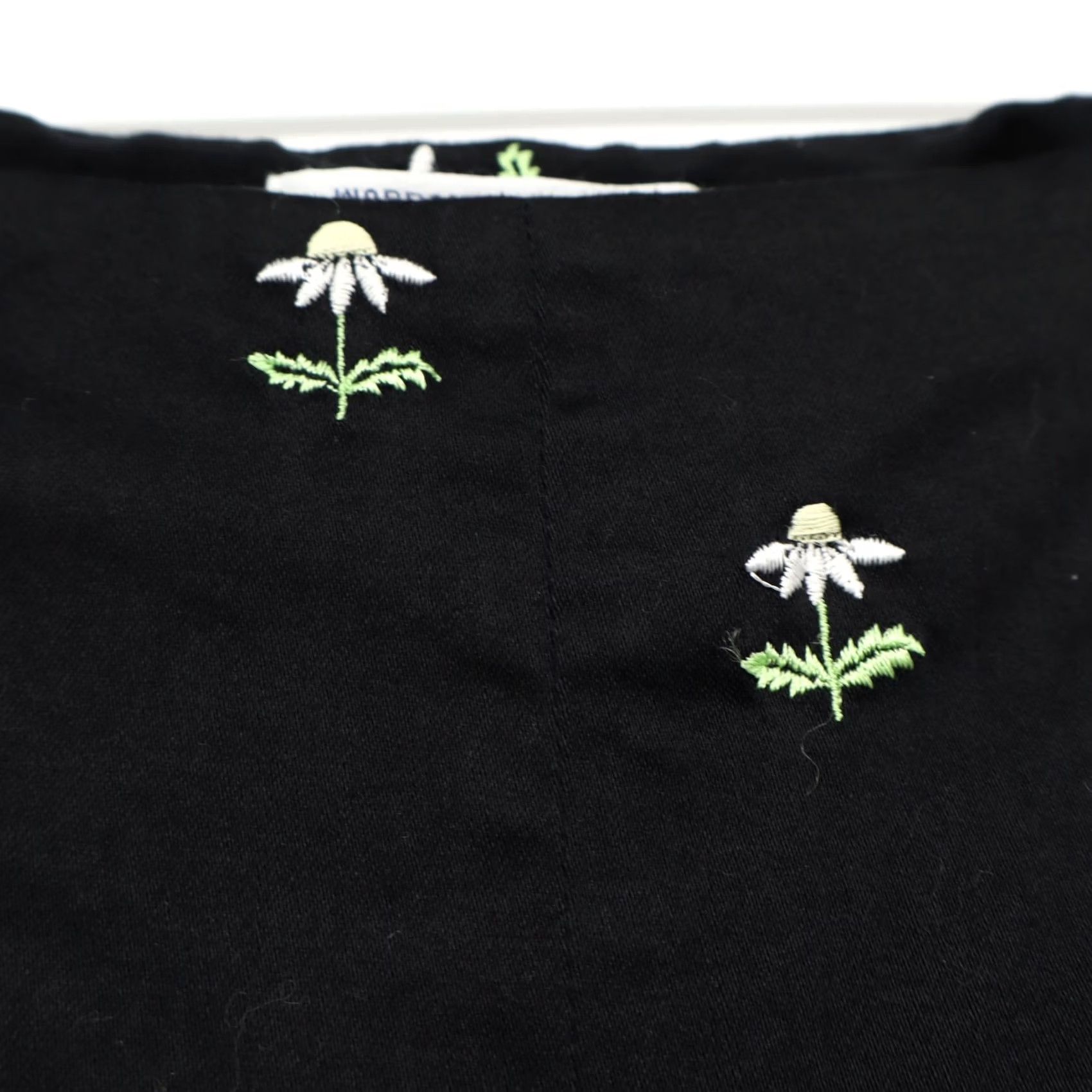 Pendleton Pendleton Women's Black Capri Pants Embroidered Daisy Flowers Sz 8 Capris Casual Free Shipping Size 30" / US 8 / IT 44 - 4 Thumbnail