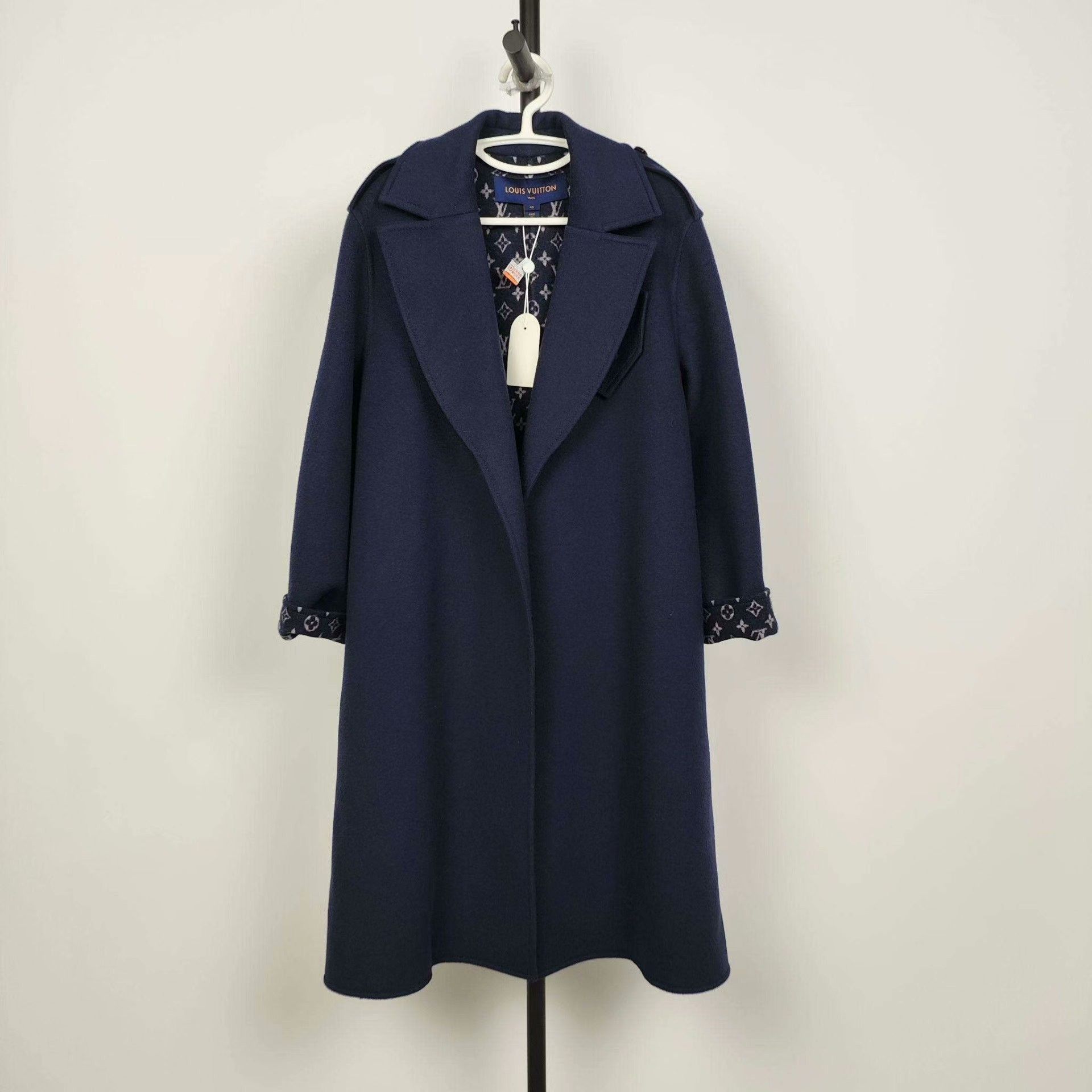 Louis Vuitton Louis Vuitton Blue Heavy Coat 40 Men Size US M / EU 48-50 / 2 - 1 Thumbnail