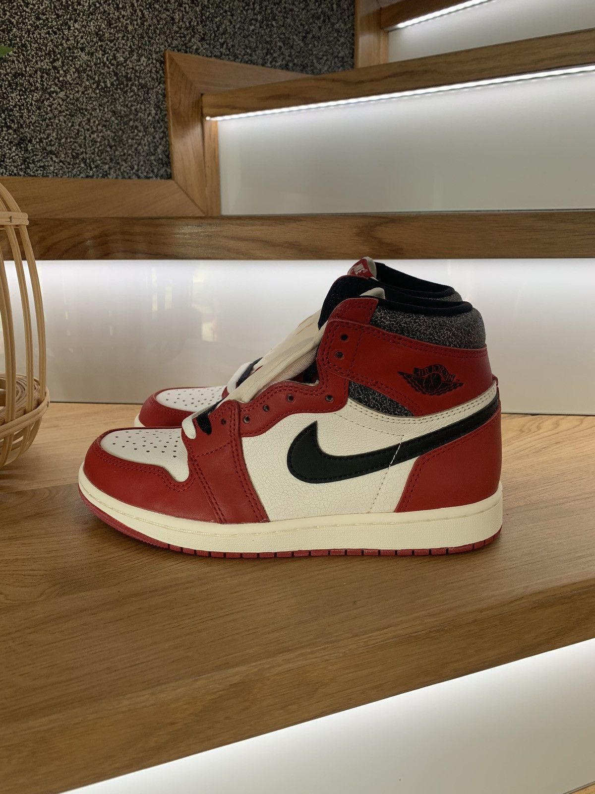 Nike Nike Air Jordan 1 Retro High Chicago Lost and Found Size US 6 / EU 39 - 4 Thumbnail