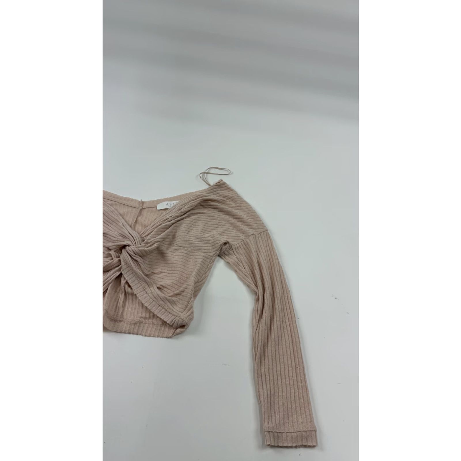 ASTR The Label ASTR the Label Sweater Womens Small Beige Rib Knit Twist Front Crop Made USA Size S / US 4 / IT 40 - 2 Thumbnail