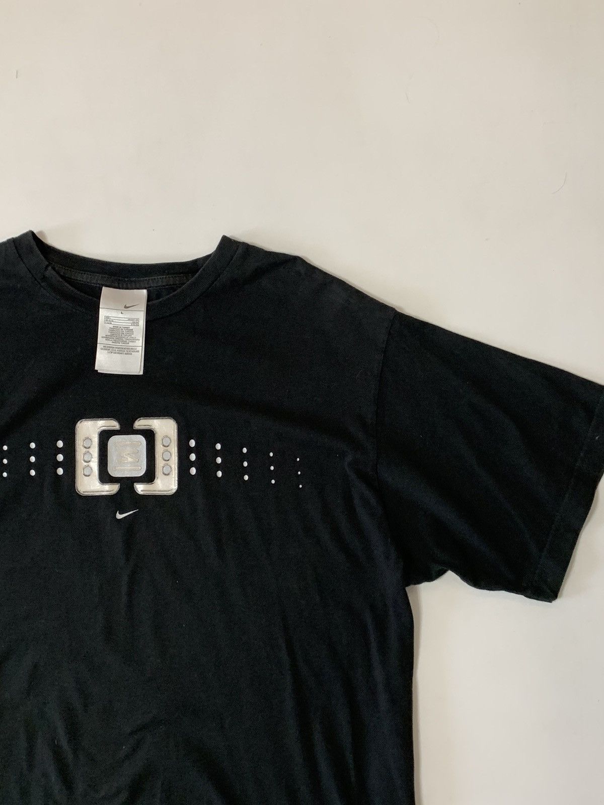 Vintage Vintage Nike ShoxT-Shirt Black Center Logo L Size US L / EU 52-54 / 3 - 4 Thumbnail