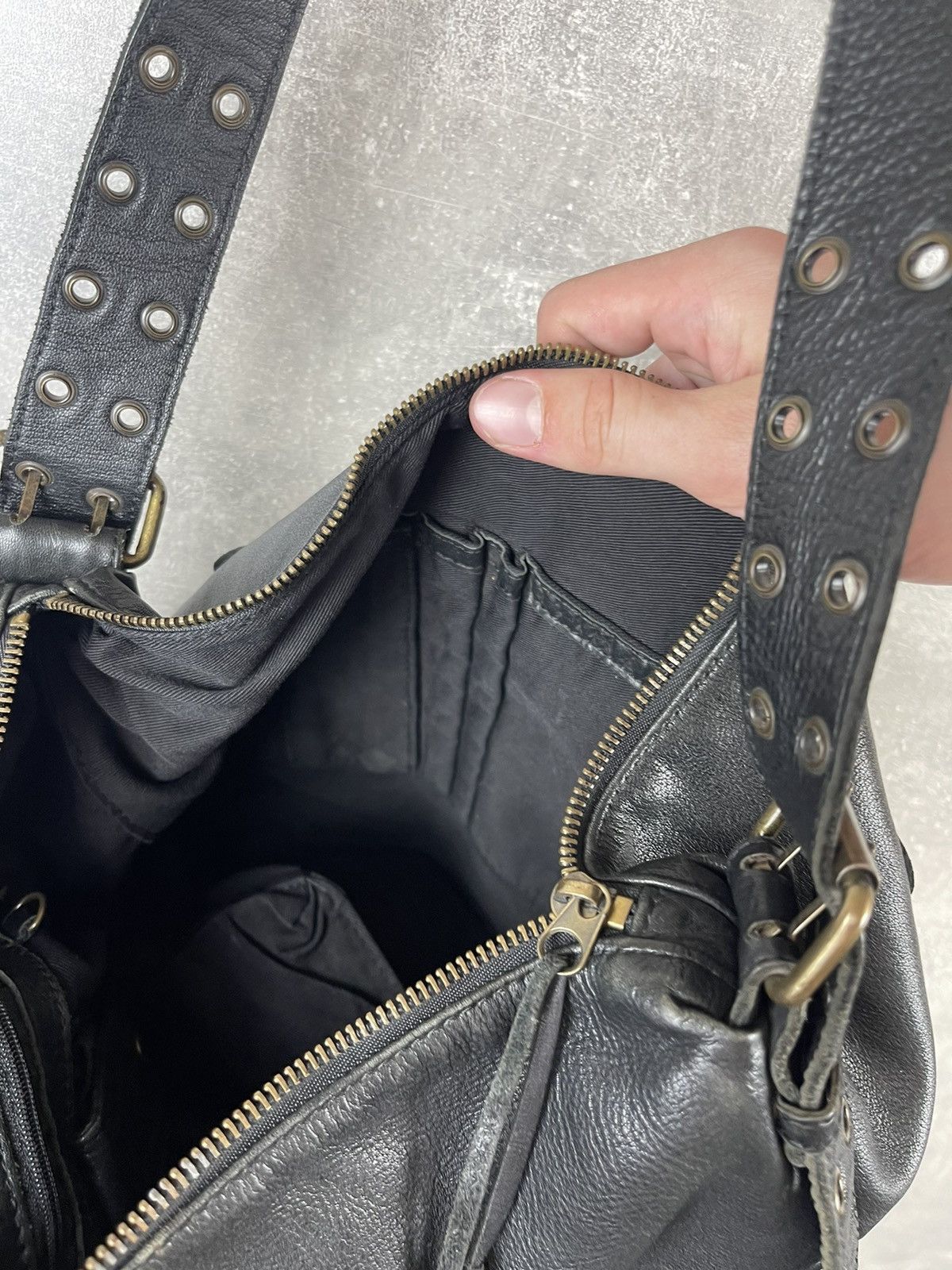 Vintage Vintage Leather Crossbody Bag Grommet Strap&Zipper Pocket Size ONE SIZE - 10 Thumbnail