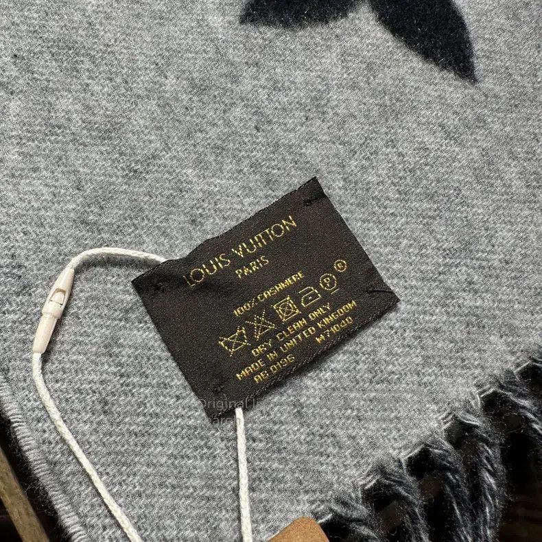 Louis Vuitton Louis Vuitton Full Logo Fringe Cashmere Scarf Size ONE SIZE - 5 Thumbnail