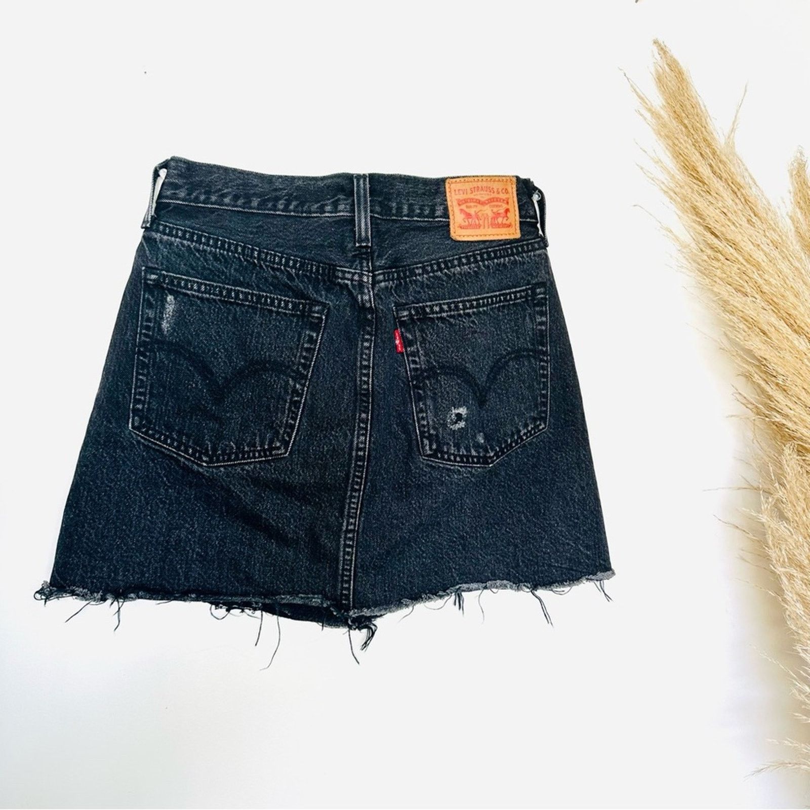 Levi's LEVIS REVOLVE Black Distressed Raw Hem Button Fly Mini Skirt Size 26" / US 2 / IT 38 - 3 Thumbnail