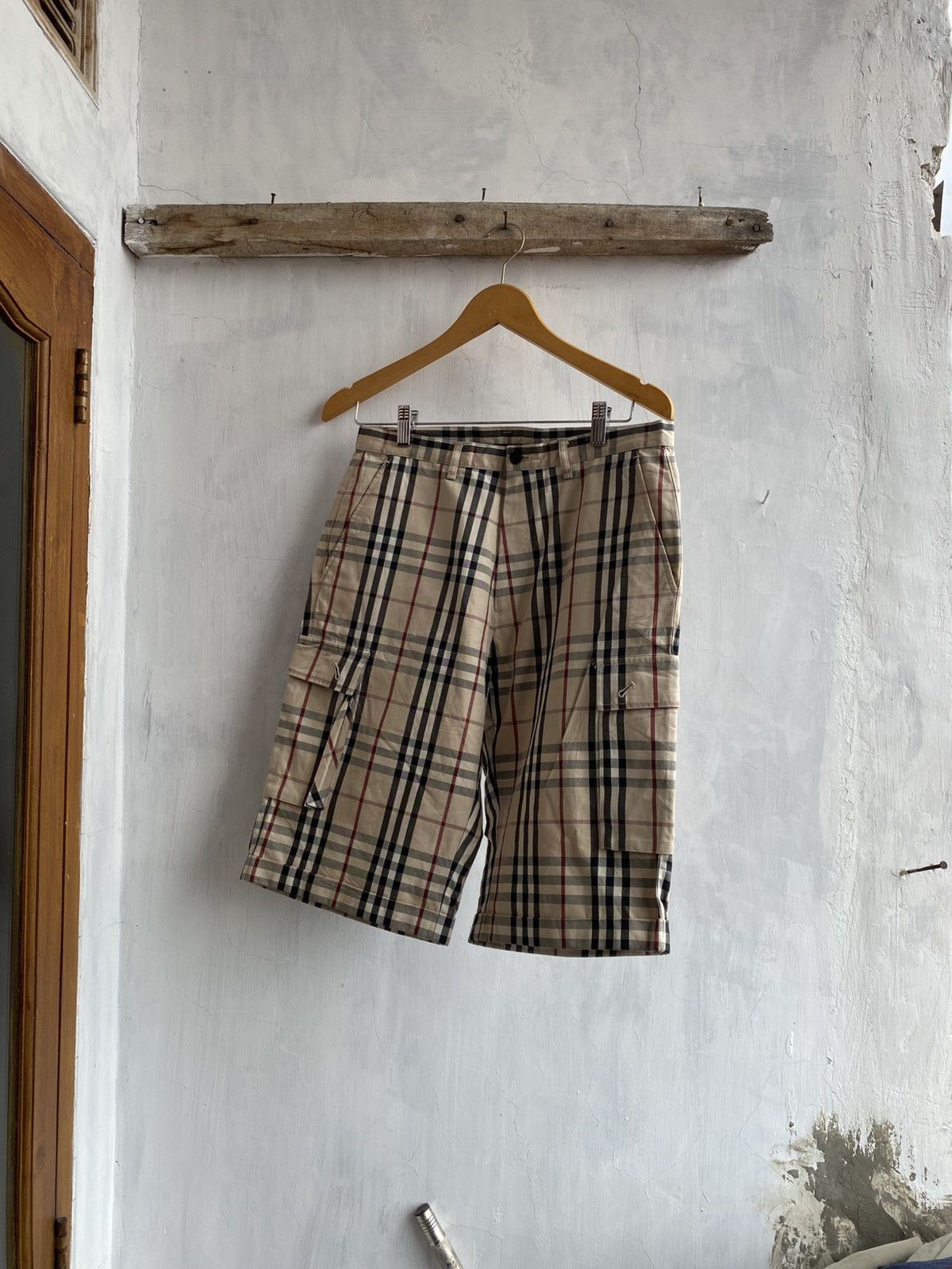 Burberry nova check short cargo black label Size US 30 / EU 46 - 2 Thumbnail