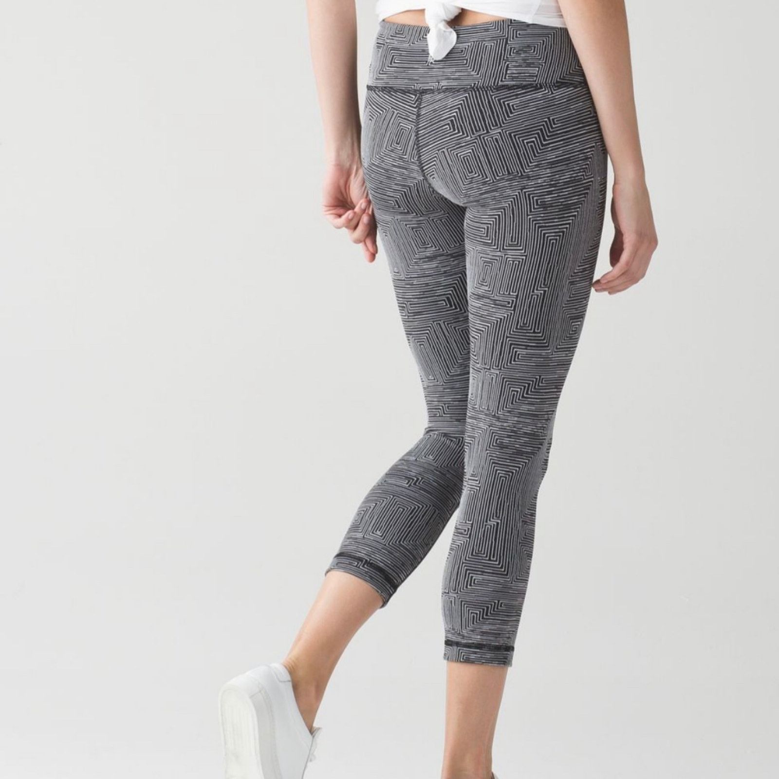 Lululemon Lululemon Wunder Under Crops Maze Jacquard Size 25" / US 0 / IT 36 - 3 Thumbnail