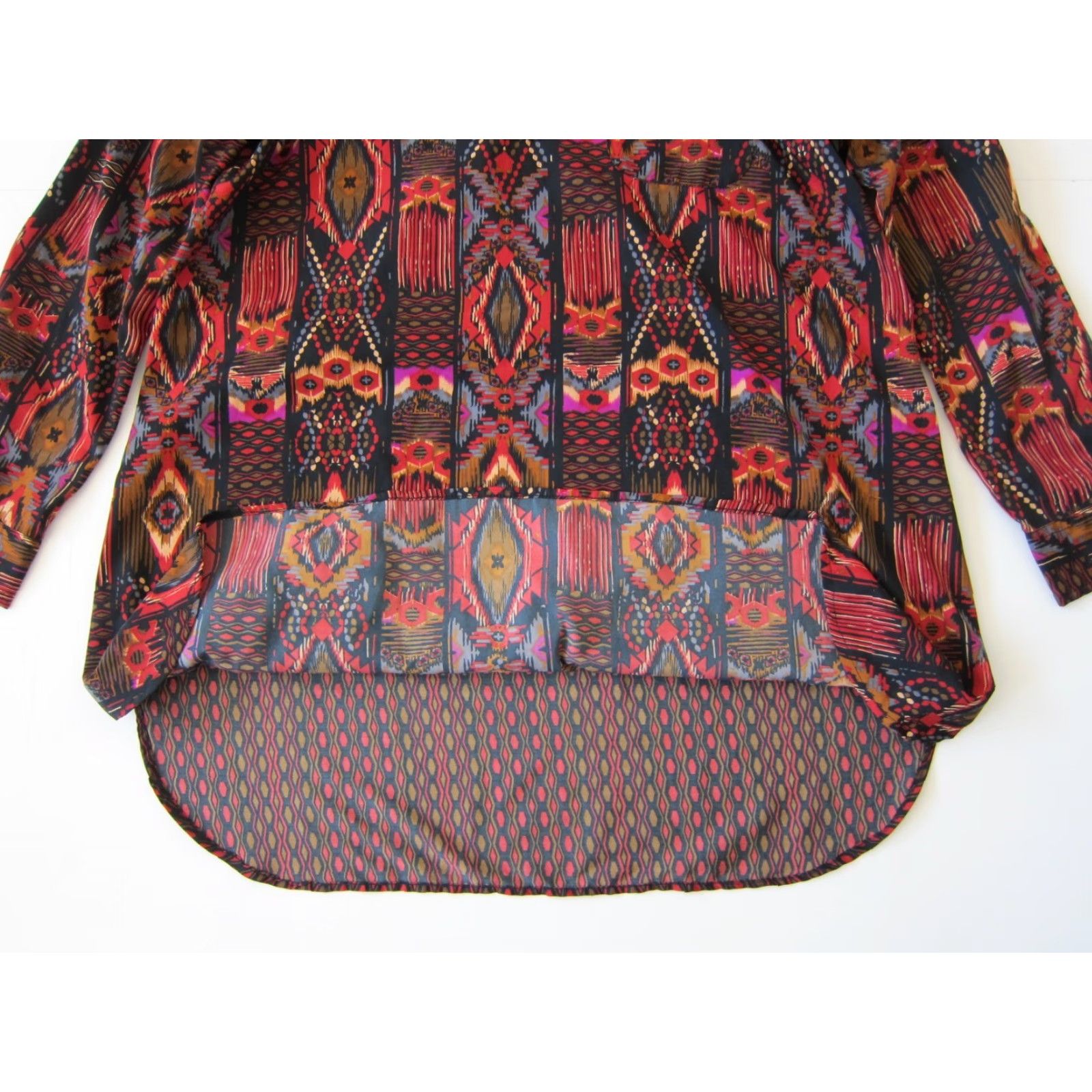 Soft Surroundings Soft Surroundings Geometric Long Sleeve V-Neck Blouse L Adults Womens Red Shirt Size L / US 10 / IT 46 - 7 Thumbnail