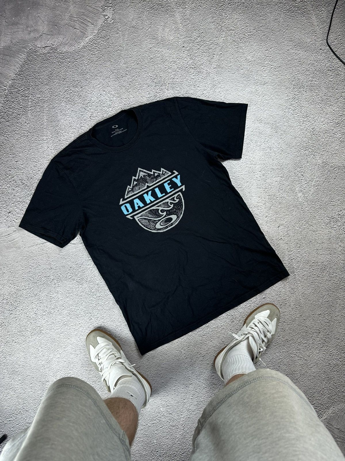 Oakley Vintage Oakley T-Shirt Big Logo Faded Y2K Japan Style Size US XL / EU 56 / 4 - 3 Thumbnail