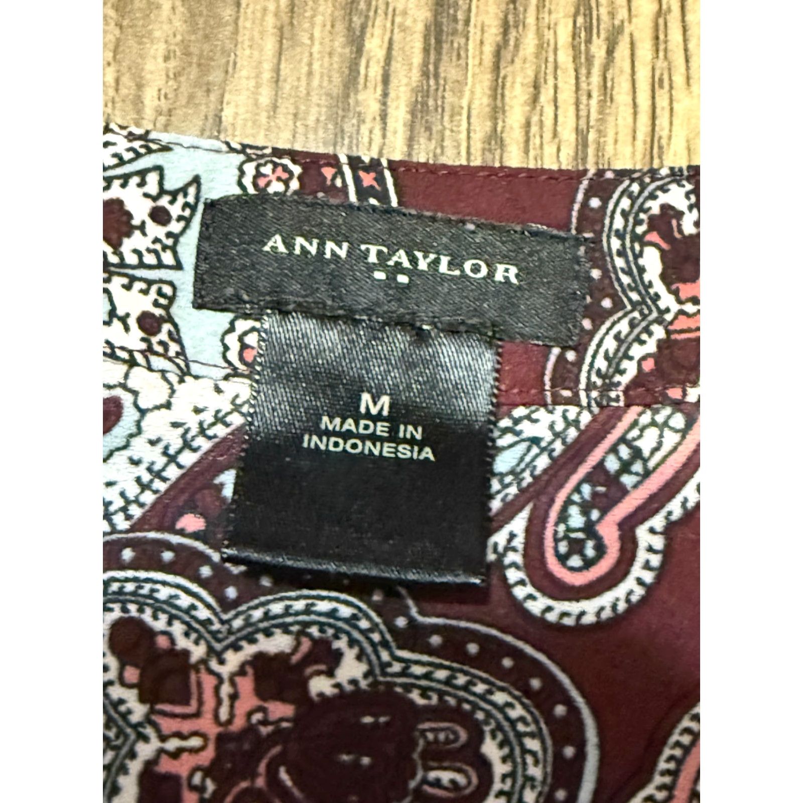 Vintage Ann Taylor Blouse Women's Medium Purple Blue Pink Paisley Long Sleeve V-Neck Size M / US 6-8 / IT 42-44 - 4 Thumbnail
