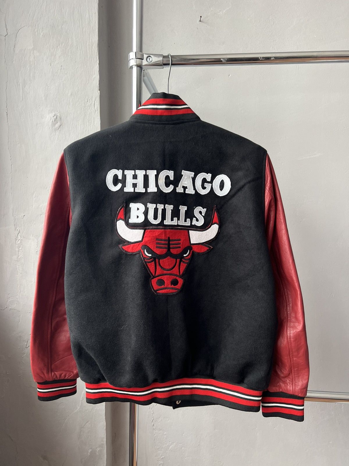 NBA 90’S CHICAGO BULLS VINTAGE MENS ZIP WOOL/LEATHER BOMBER SZ M Size US M / EU 48-50 / 2 - 3 Thumbnail