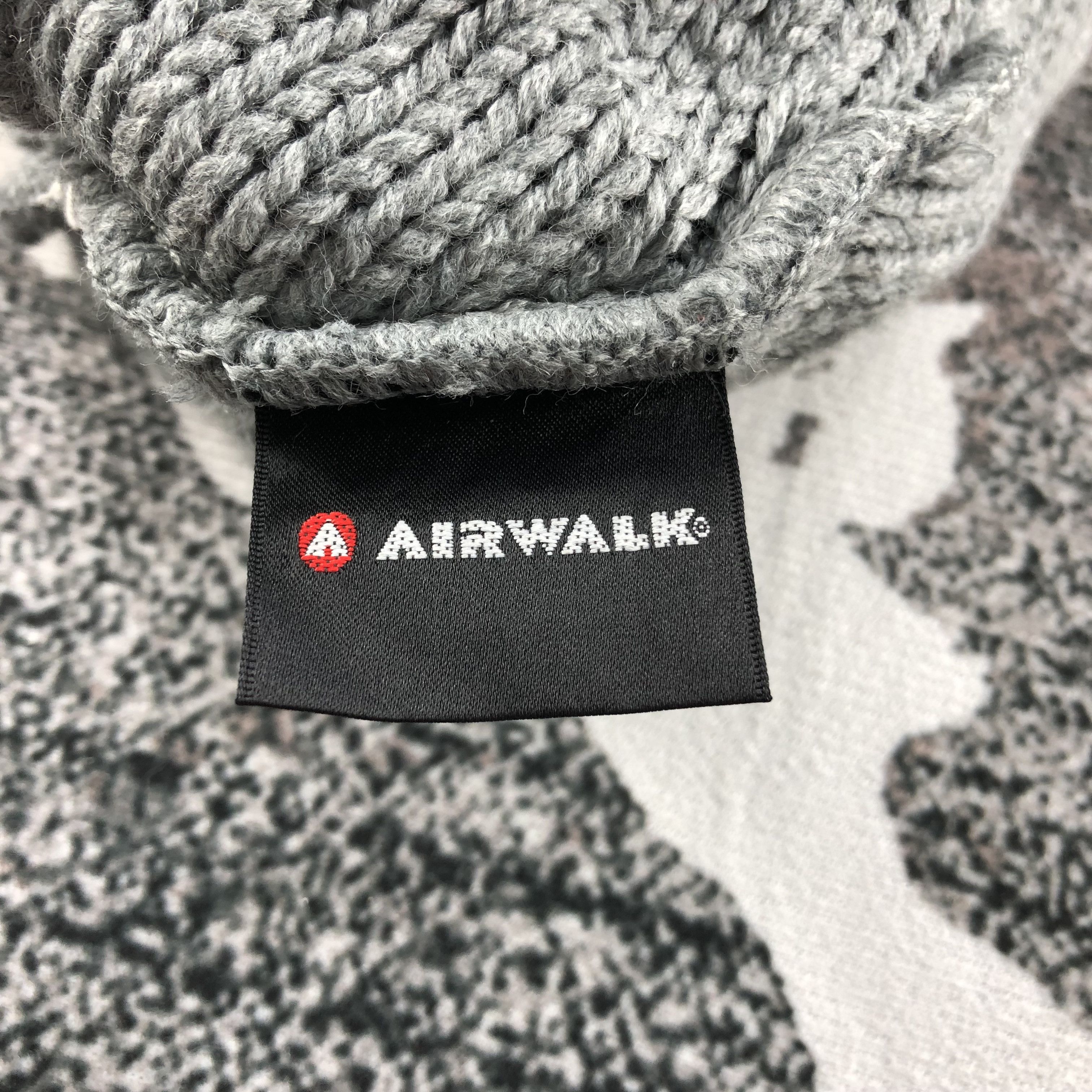 Airwalk Airwalk Little Crosses Bobble Beanie Snowcap Snow Hat B15 Size ONE SIZE - 2 Thumbnail