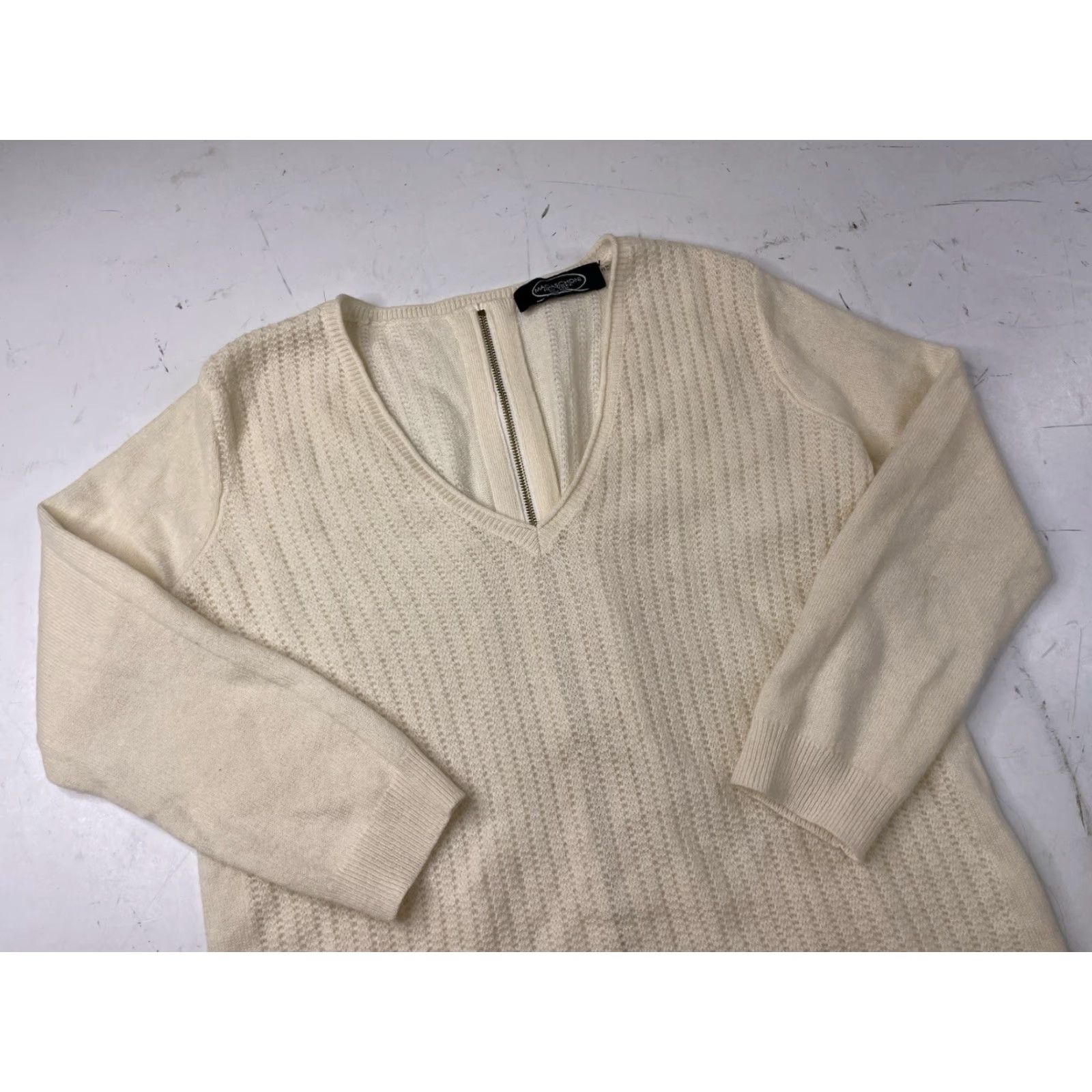 Vintage Magaschoni Womens XS Cashmere V-Neck Sweater Ivory Back Zip 3/4 Sleeve Size XS / US 0-2 / IT 36-38 - 2 Thumbnail