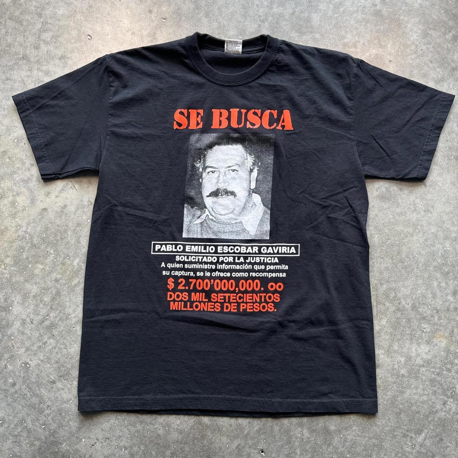 Other Pablo Emilio Escobar Gaviria Ganster "Se Busca" Y2k T-Shirt Size US XL / EU 56 / 4 - 1 Thumbnail