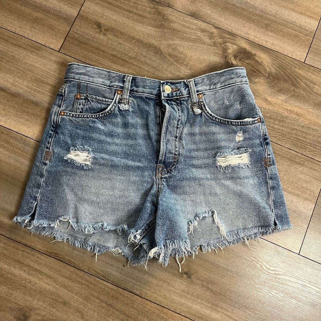 Free People Free People Lighy Wash Denim Casual Shorts Women 27 Size 27" / US 4 / IT 40 - 1 Thumbnail